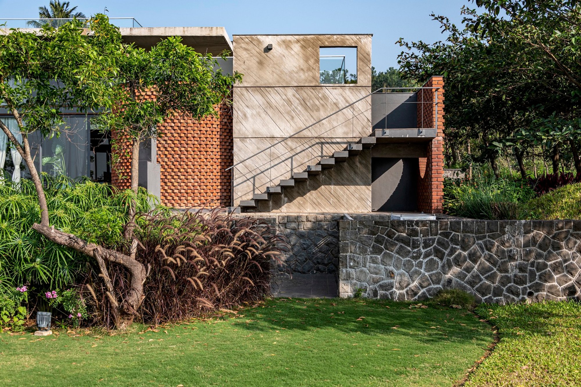Weekend Home at Maale by Studio Roots: Blurring Boundaries Between Architecture and Nature