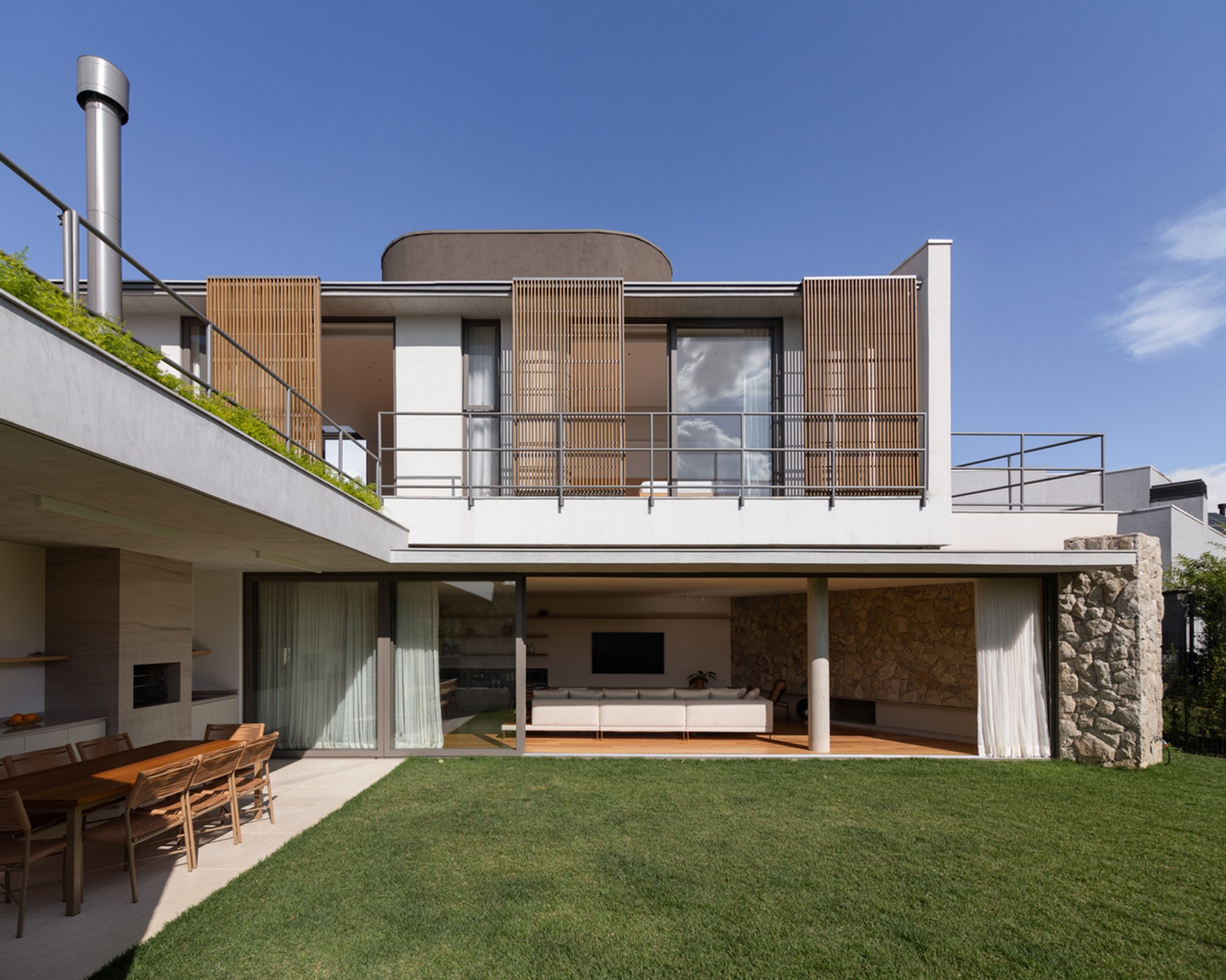 Vértice House by Nommo Arquitetos — Innovative Residential Architecture in Curitiba, Brazil