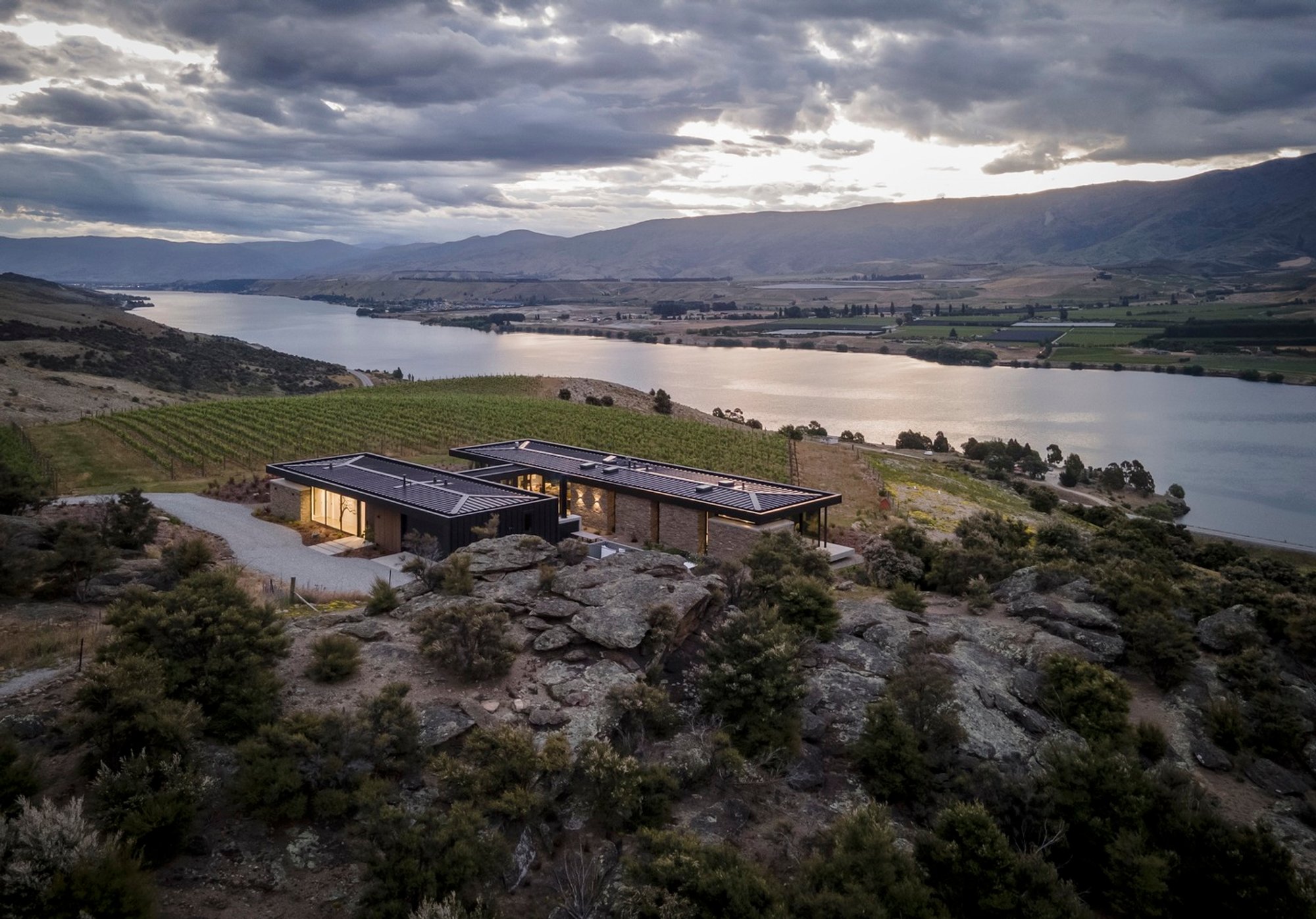 Bendigo Terrace House by Condon Scott Architects: A Floating Pavilion in the Otago Foothills