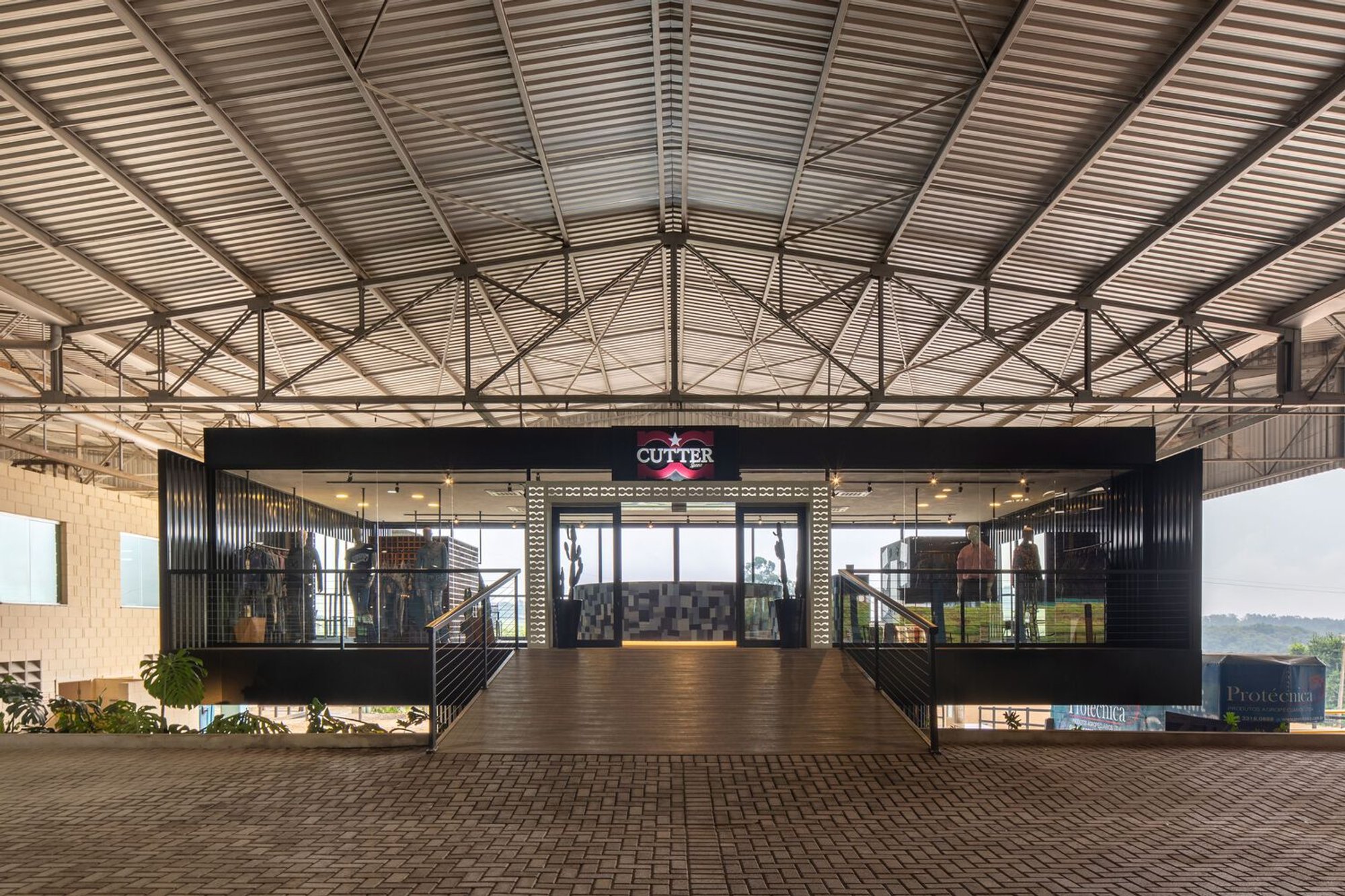 Loja Cutter Jeans by Estúdio Almar: A Floating Retail Space Above Brazil’s Premier Equestrian Grounds