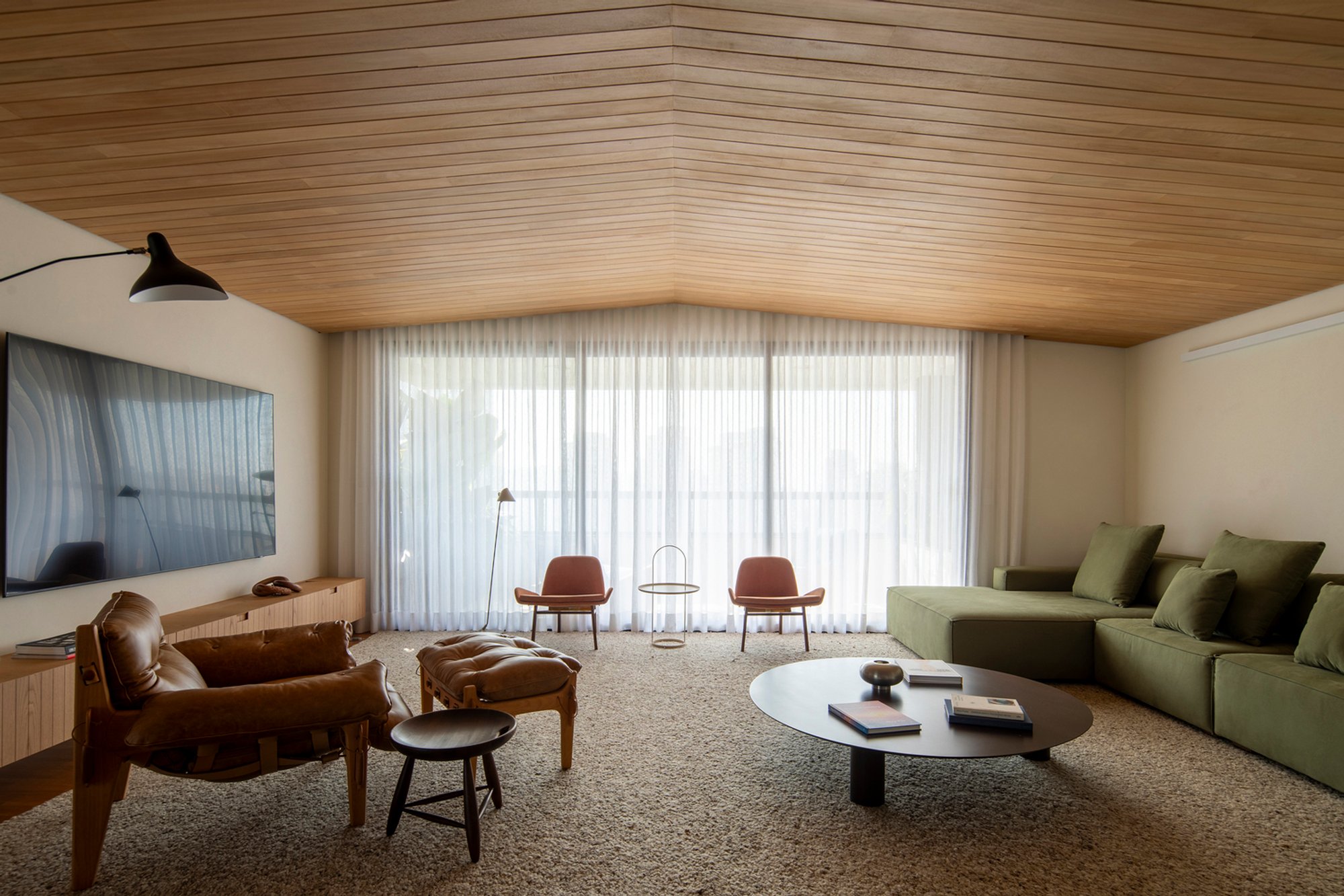 Ariramba Apartment by Estúdio BRA Arquitetura: A Contemporary Retreat Elevated Above Alto da Lapa