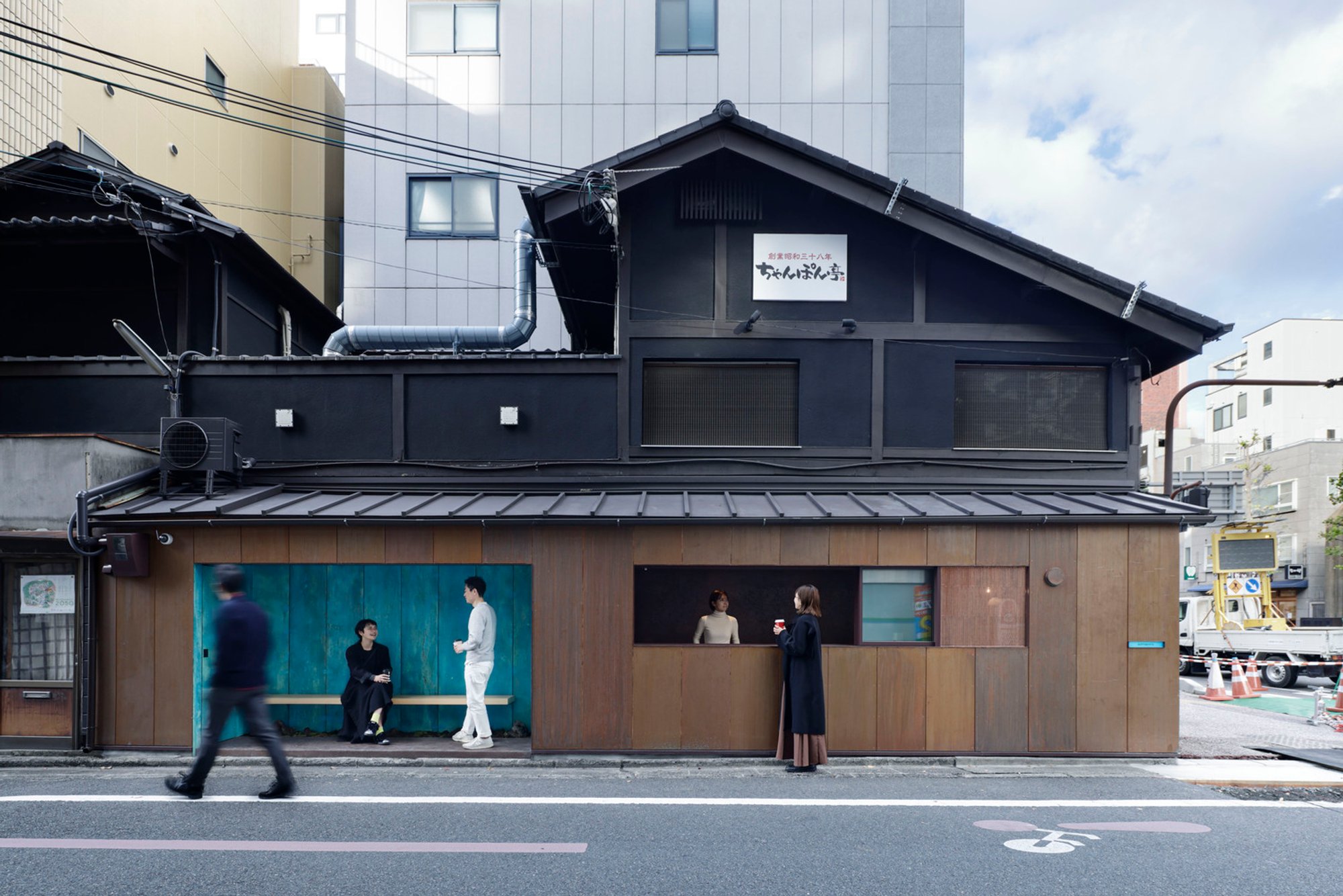 Suetomi AOQ Cafe Stand: A Unique Blend of Tradition and Modern Minimalism in Kyoto’s Urban Fabric