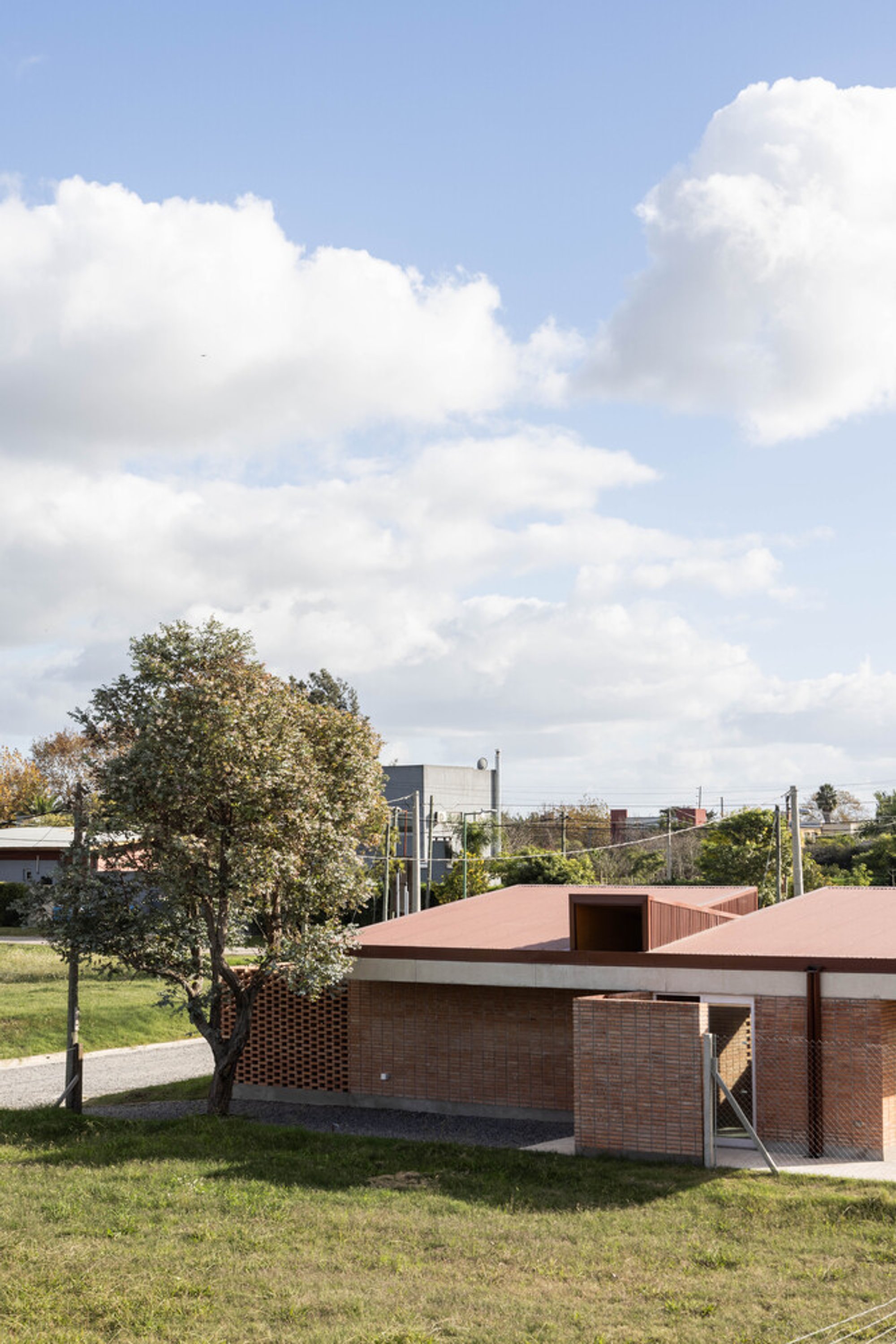 Grid House by Estudio VA Arquitectos: A Brickwork Grid Embracing Light and Form in La Plata