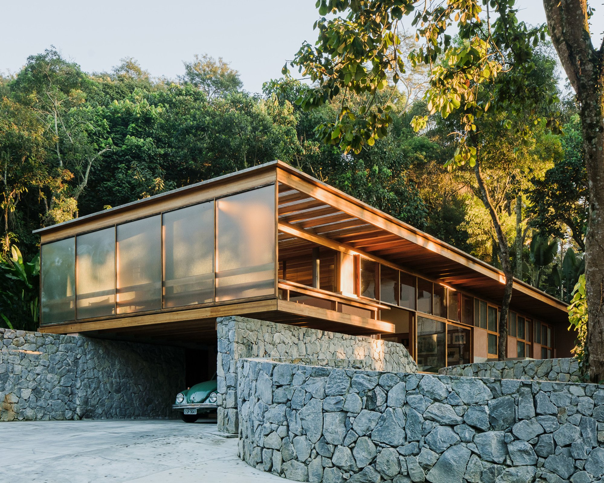 House of the Circular Terraces by Denis Joelsons: A Harmonious Integration with the Atlantic Forest Landscape