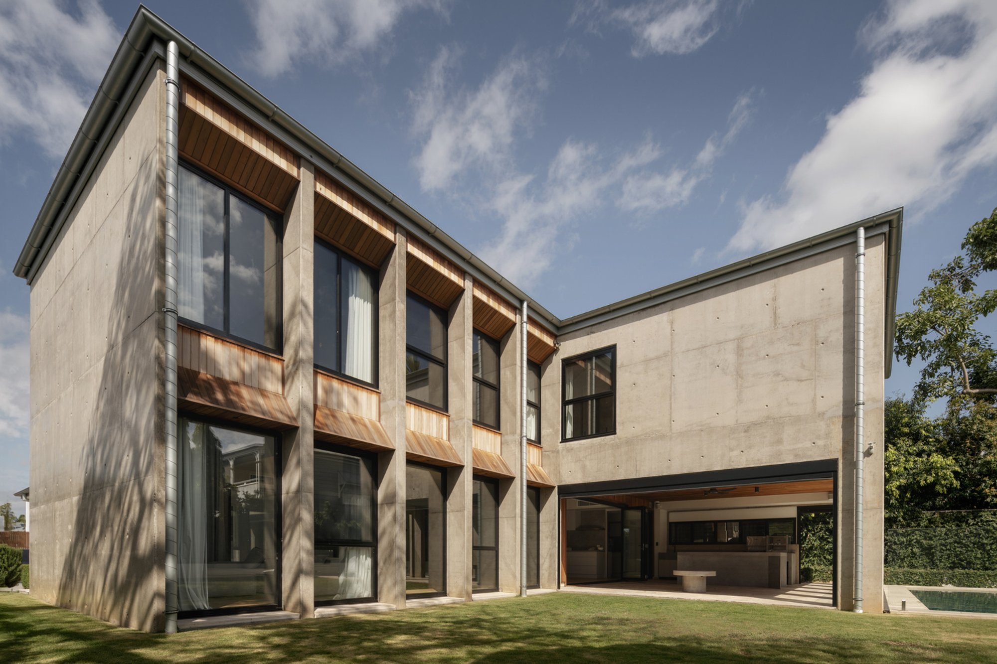 Subtropical Residential Architecture: Dohori House by George Kouparitsas Architects