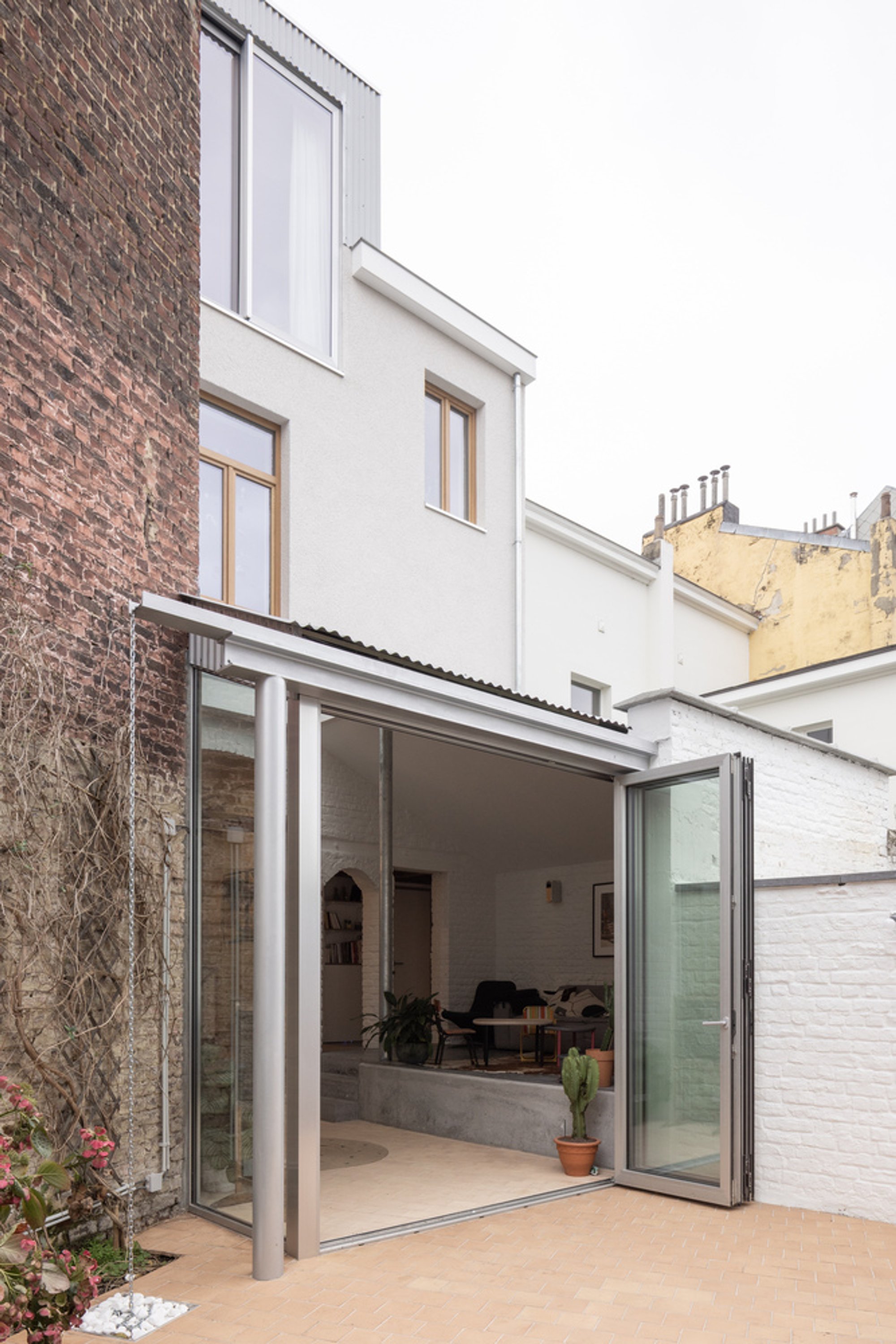 BKMN House Transformation by Bauclub: A Brussels Townhouse Reimagined Through Light, Connection, and Sustainability