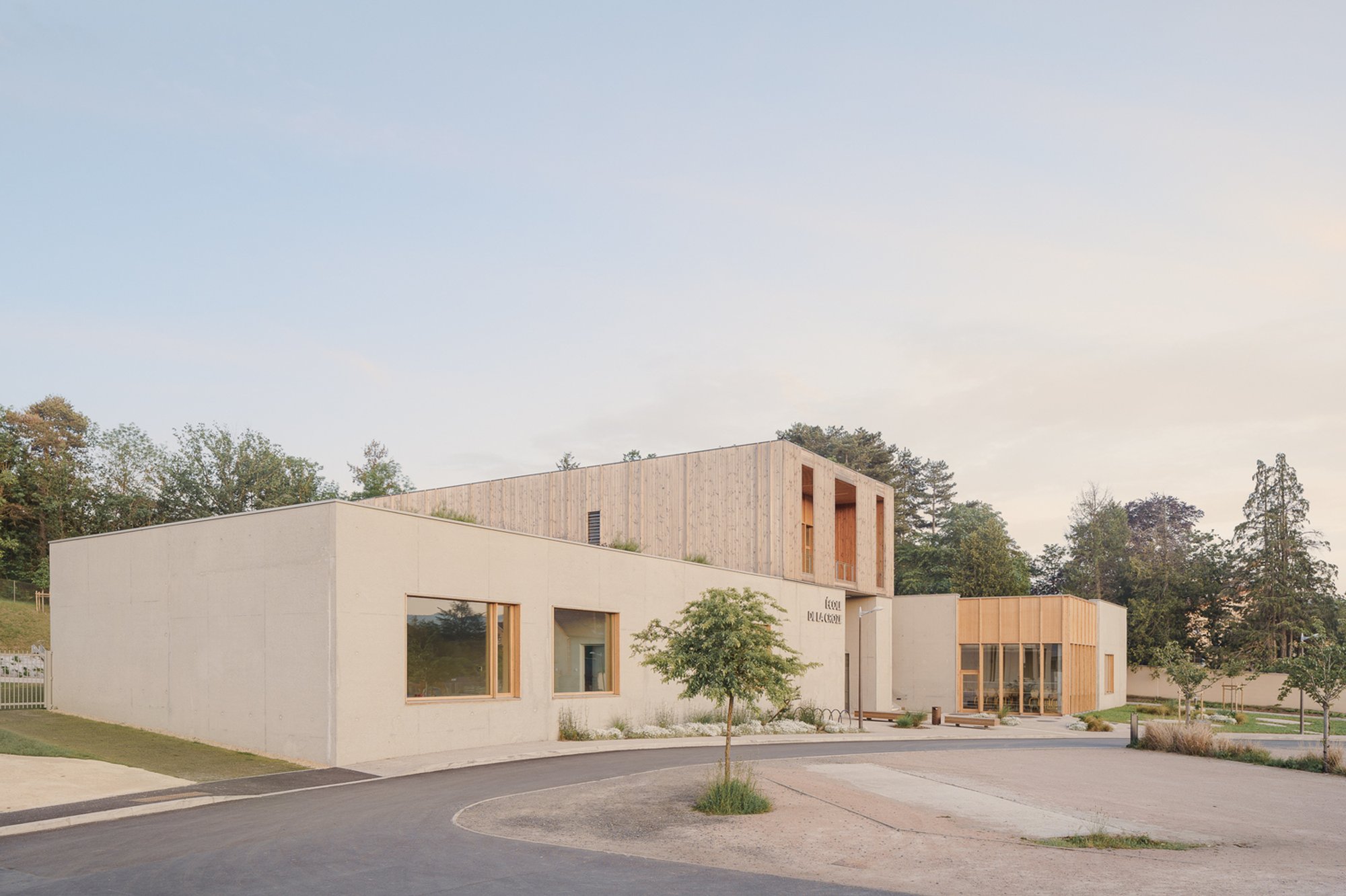 La Croze School by rue royale architectes: A Landscape-Embedded, Sustainable Educational Environment in Billom