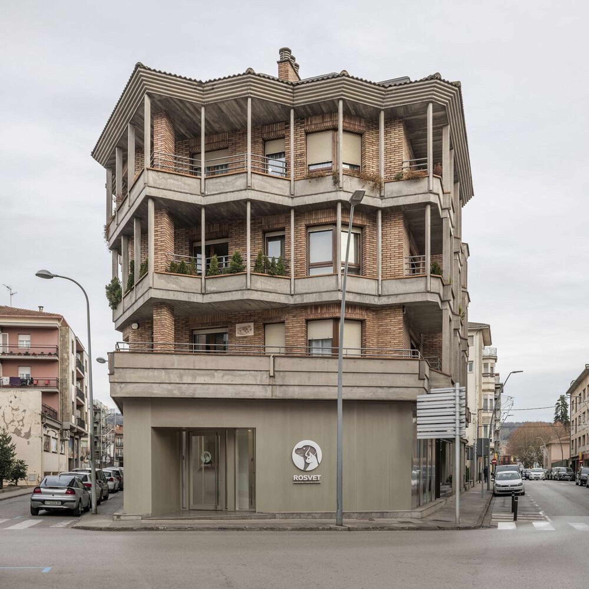 Rosvet Veterinary Clinic by VIDA Arquitectura: A Transparent and Functional Veterinary Space in Olot