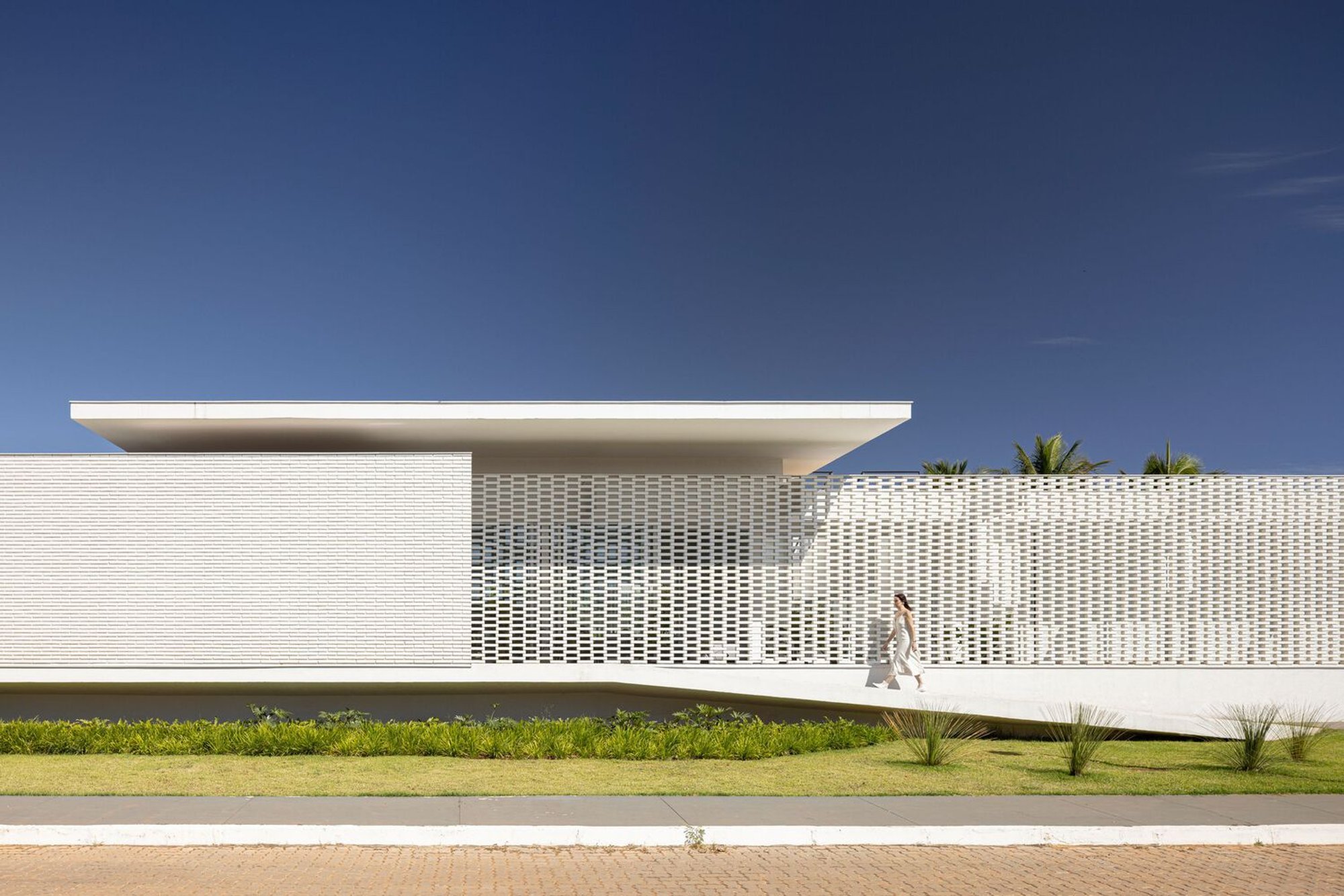 White Bricks House by BLOCO Arquitetos: A Masterpiece of Craftsmanship and Modern Architecture in Brasília