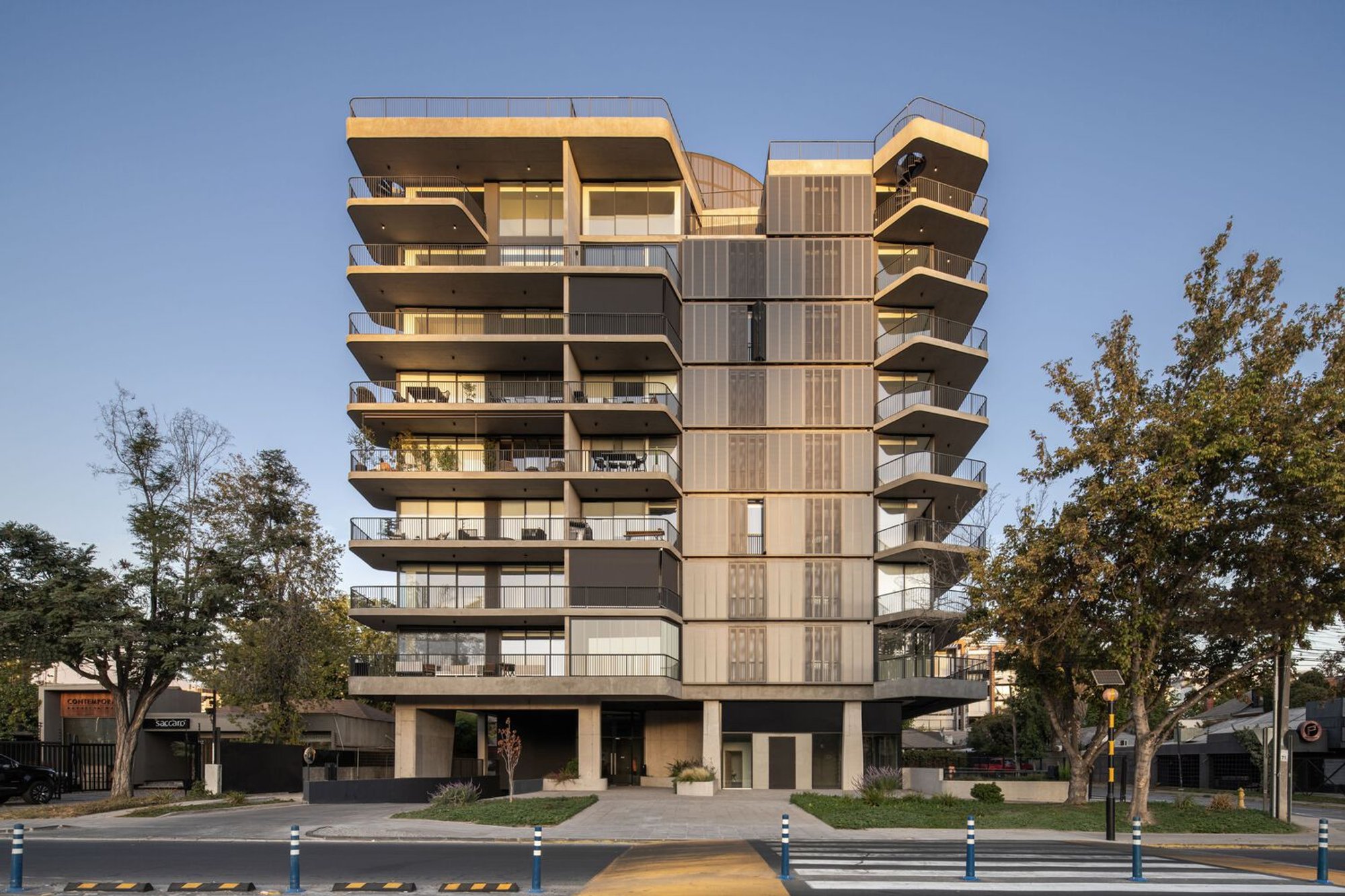 Puerta Costanera Building by Turner Arquitectos: Urban Landmark in Santiago’s Mixed-Use Transformation