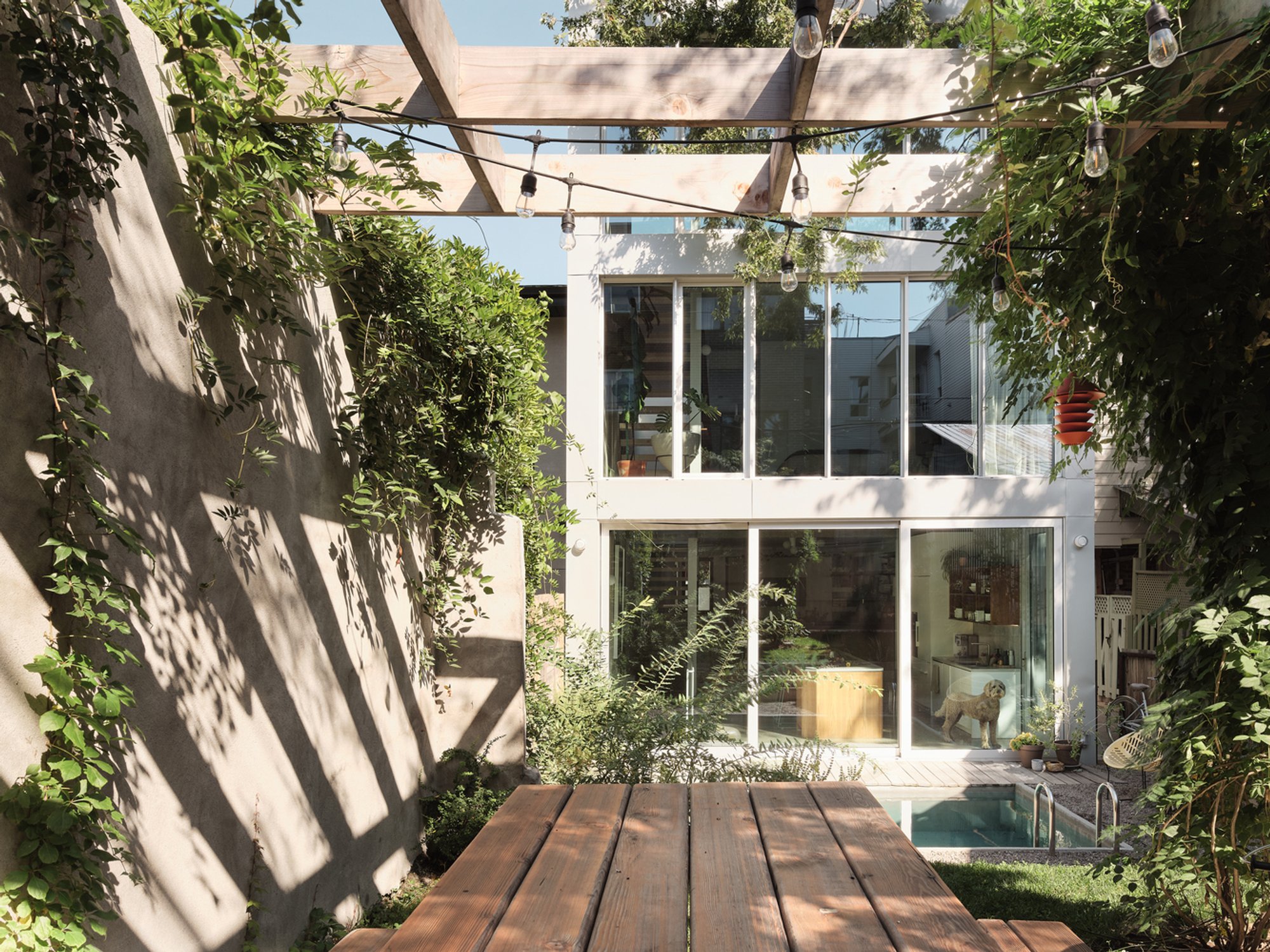 Concrete House Design in Montreal: Maison-Jardin BEAU by Alexandre Bernier Architecte