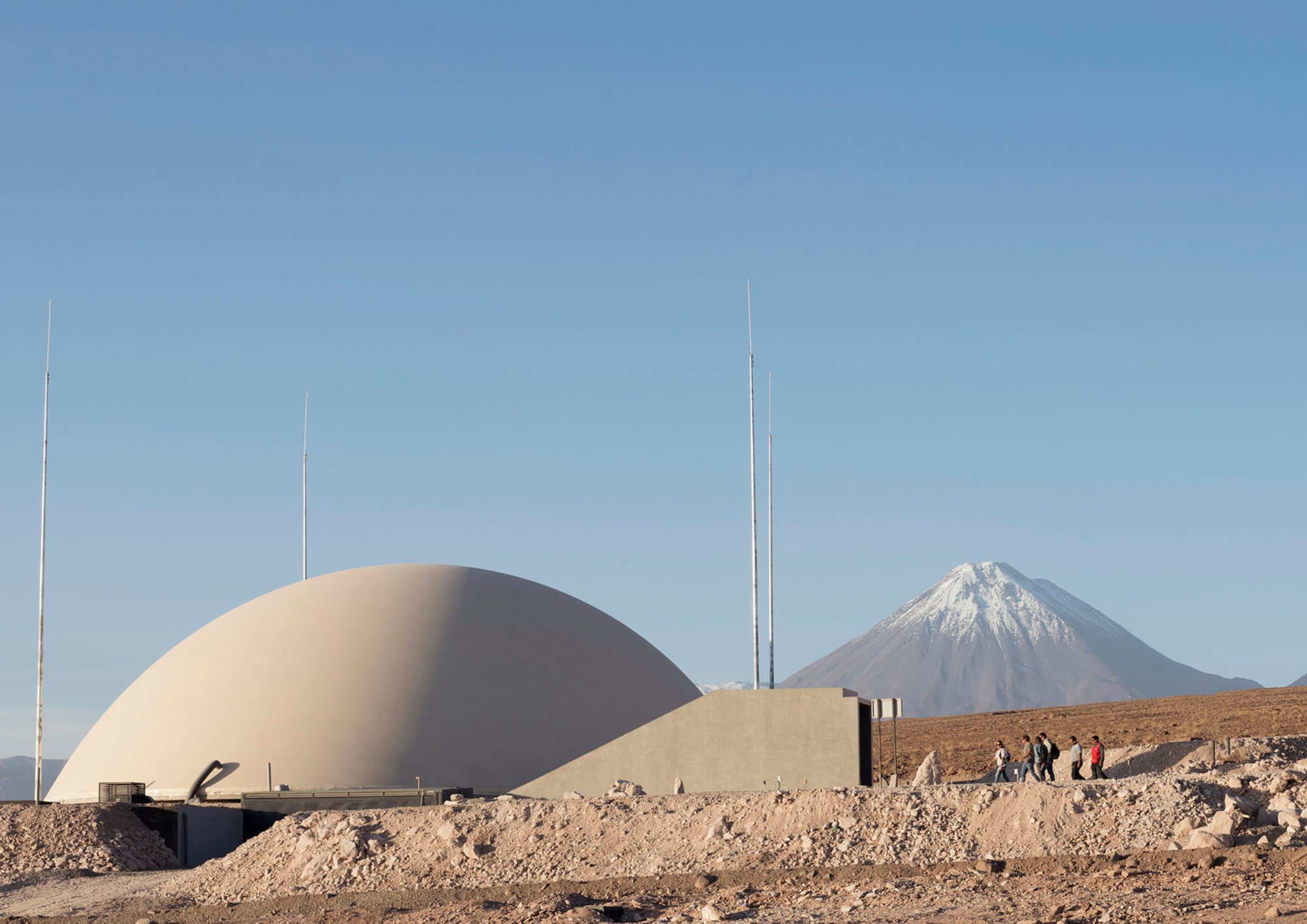 Alma Sports Hall by Benjamín Murúa Arquitectos: A Climate-Responsive Design in the Atacama Desert