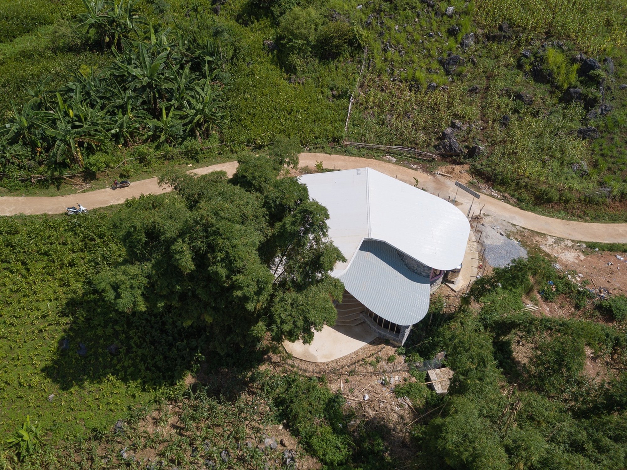 1+1>2 Architects Plants a Three-Lobed Kindergarten on a Rocky Slope in Northern Vietnam