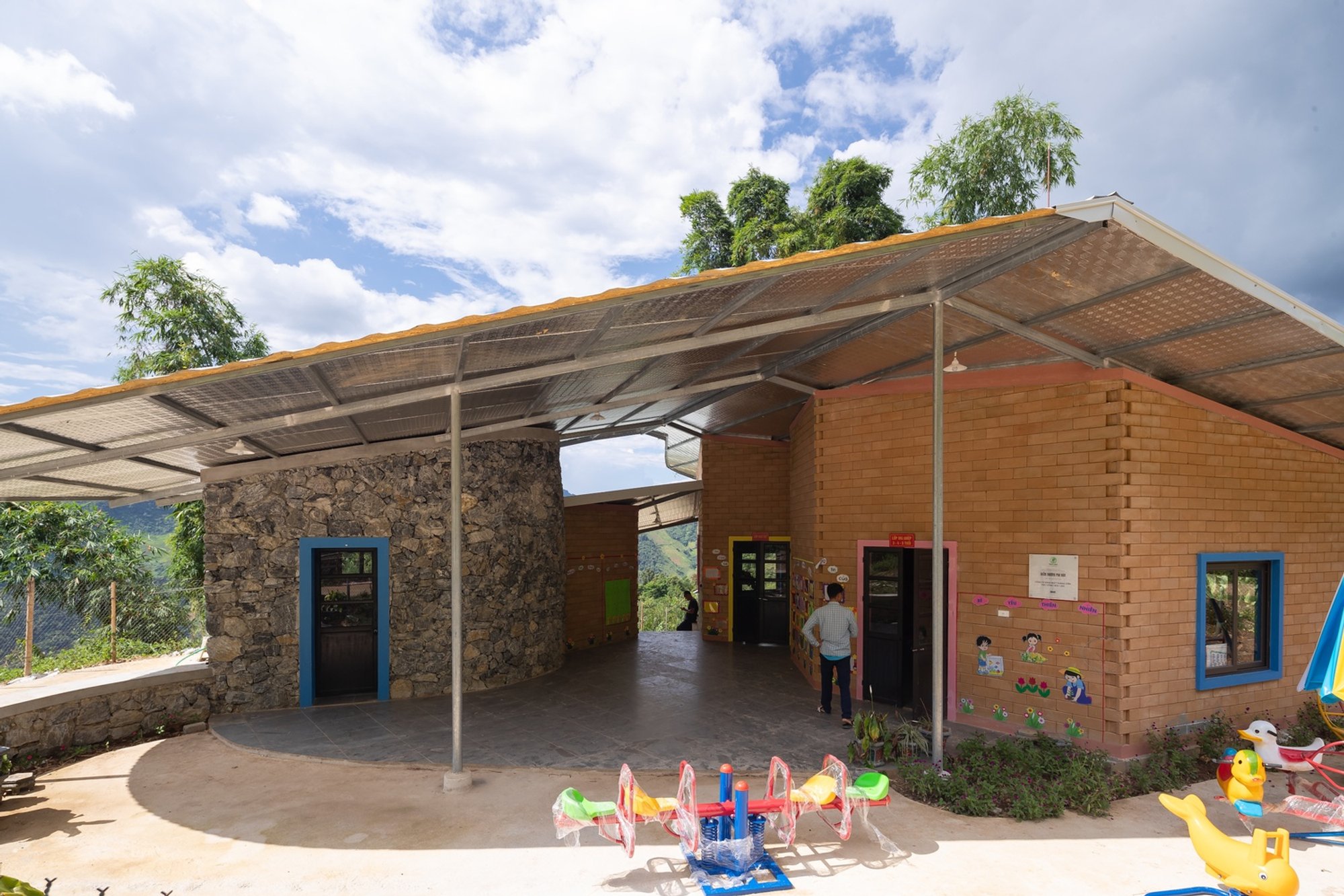 Pha Hún School by 1+1>2 Architects: A Model of Sustainable Mountain School Architecture in Vietnam