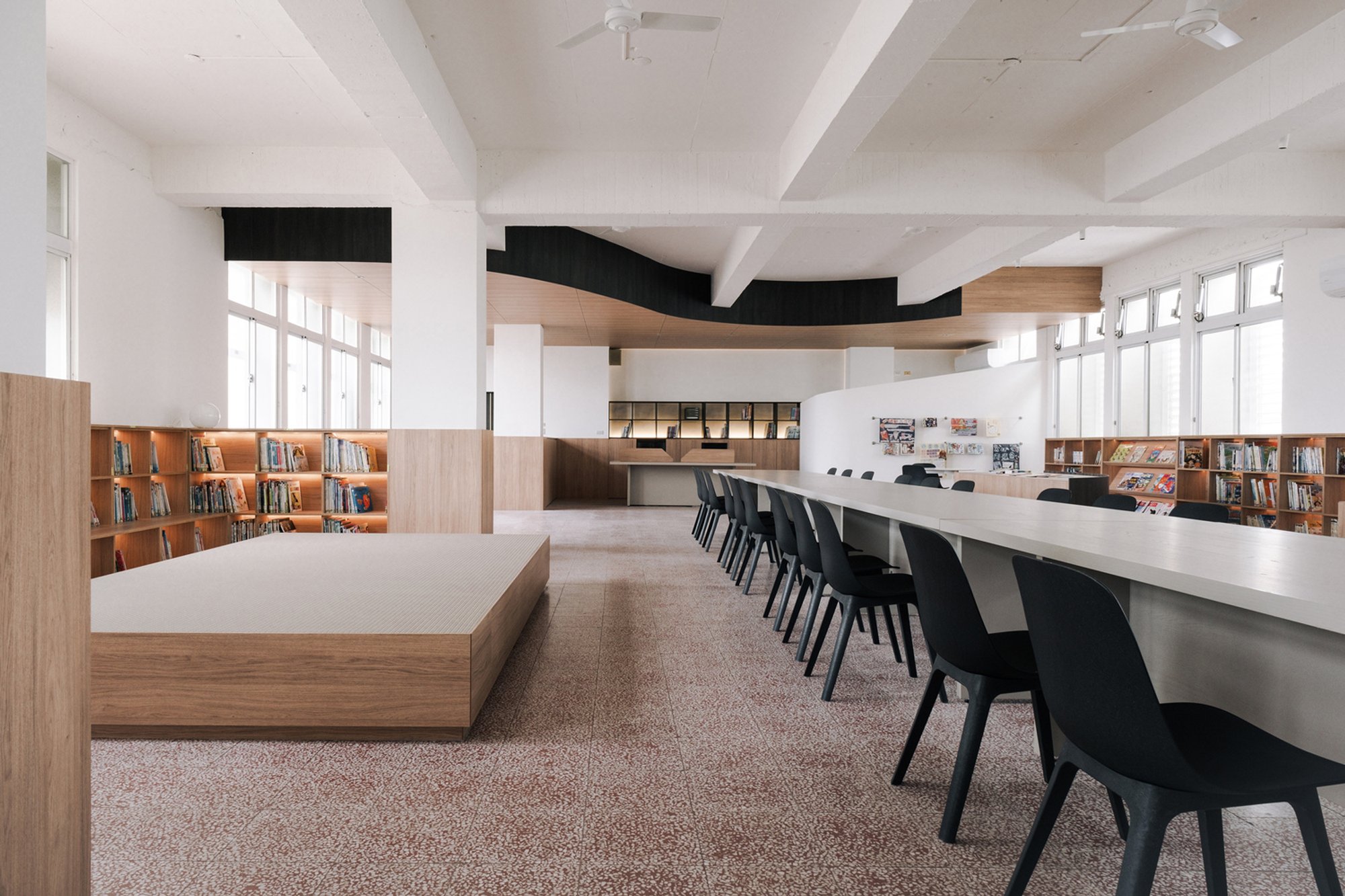 A Calligraphic Sanctuary: Long-Cyuan Elementary School Library by Studio In2