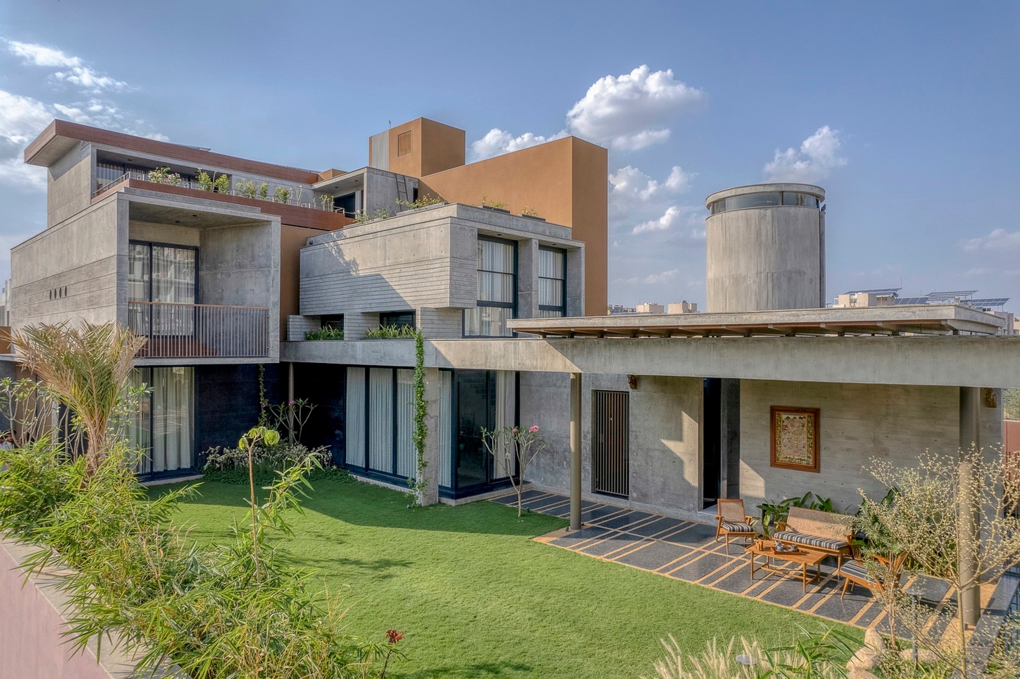 Ascending House by Rushi Shah Architects: A Sculptural Home in Ahmedabad Rooted in Light and Spatial Flow