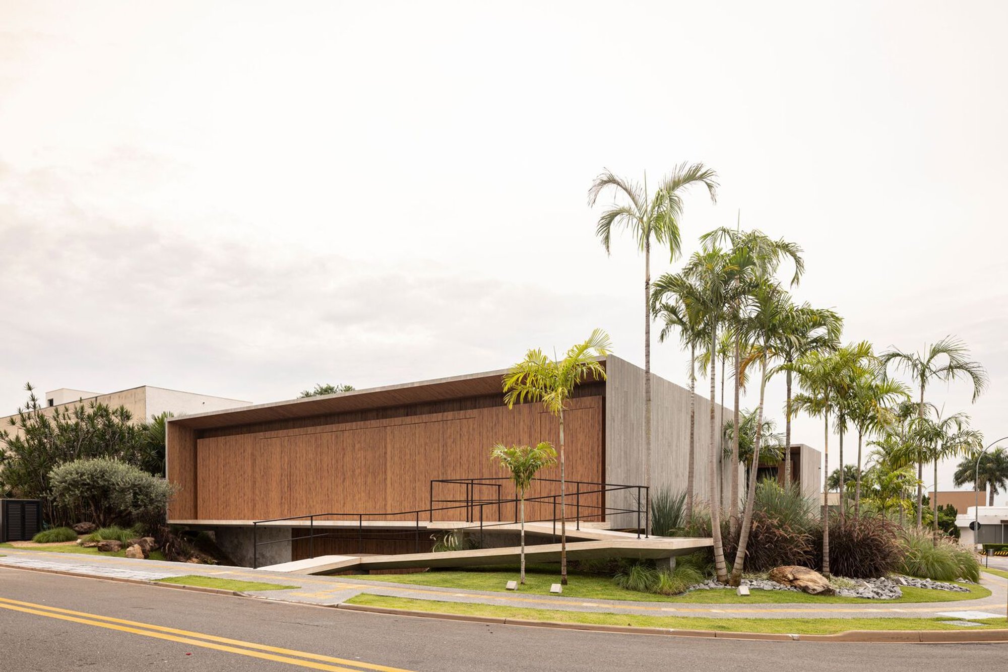 House EJ: A Poetic Expression of Contemporary Brazilian House Design by Leo Romano