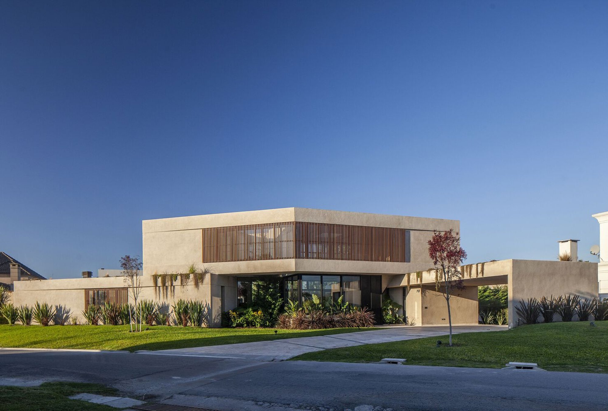 Cacho House by Estudio Grizzo Arquitectos: A Sculptural Harmony of Space, Light, and Landscape