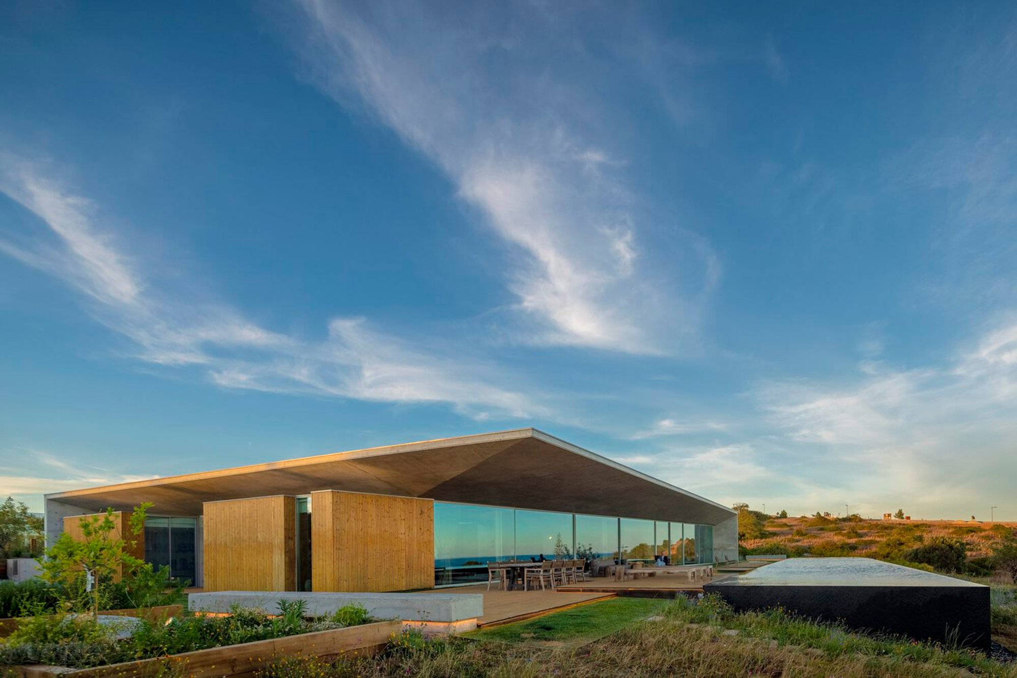 Libre House by Mário Martins Atelier: A Harmonious Retreat Blending Concrete, Light, and Landscape in Lagos, Portugal