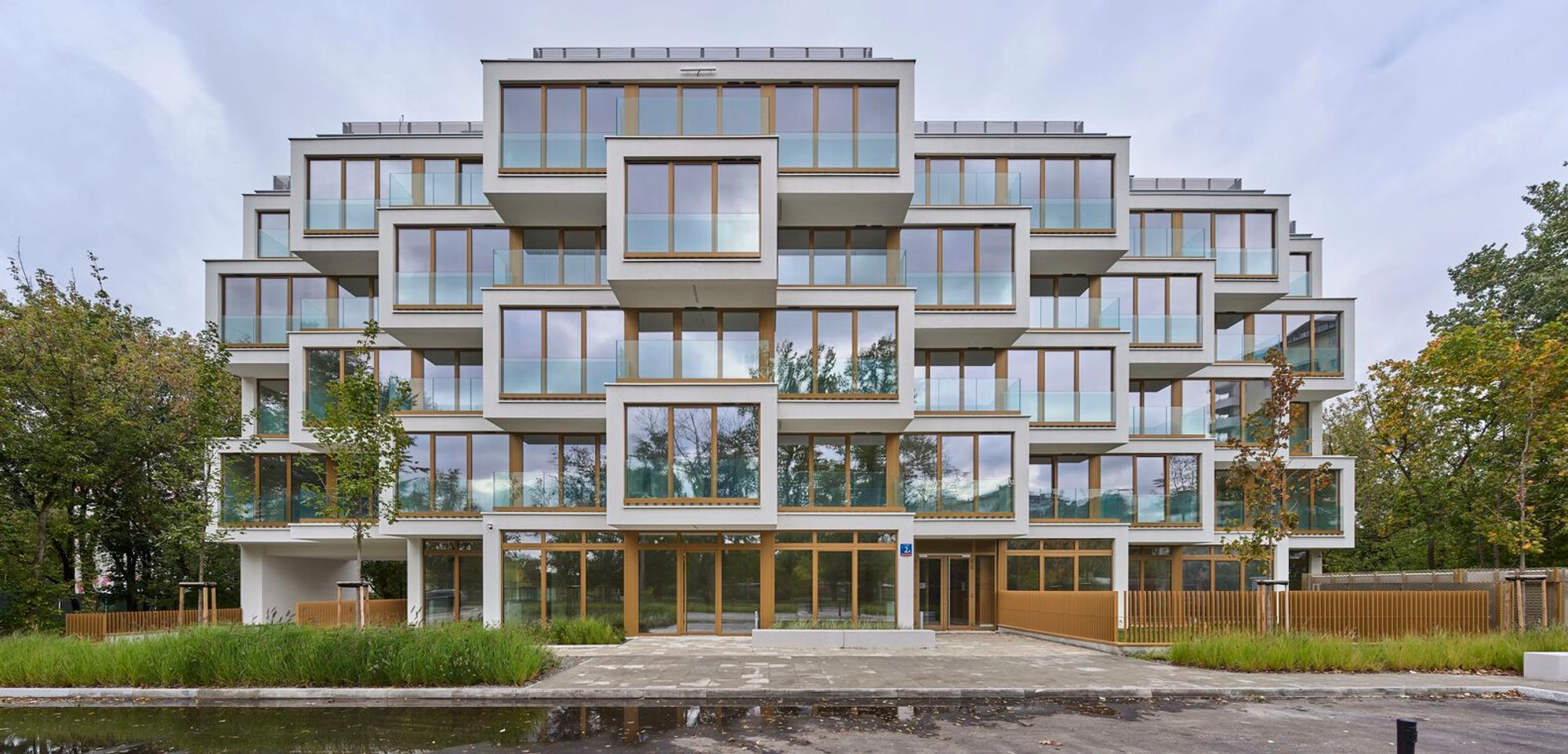 Potocka Apartments by POLE Architekci: A Context-Responsive, Sculptural Residential Block in Warsaw
