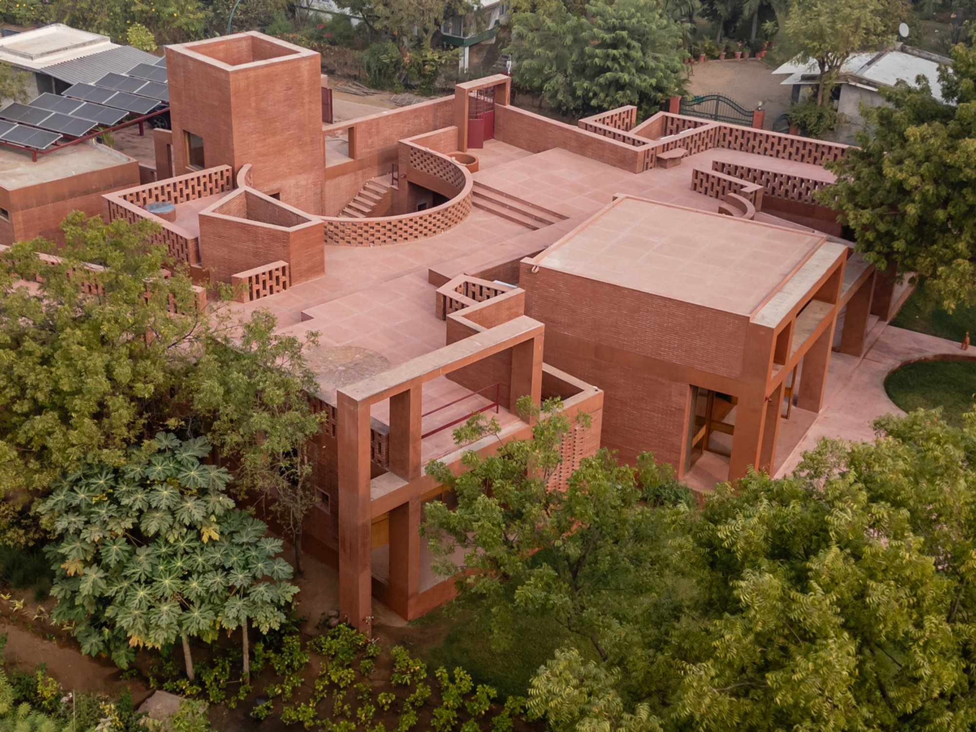 Alloa Hills Weekend Home by Studio Sangath: A Contemporary Courtyard House Design in India