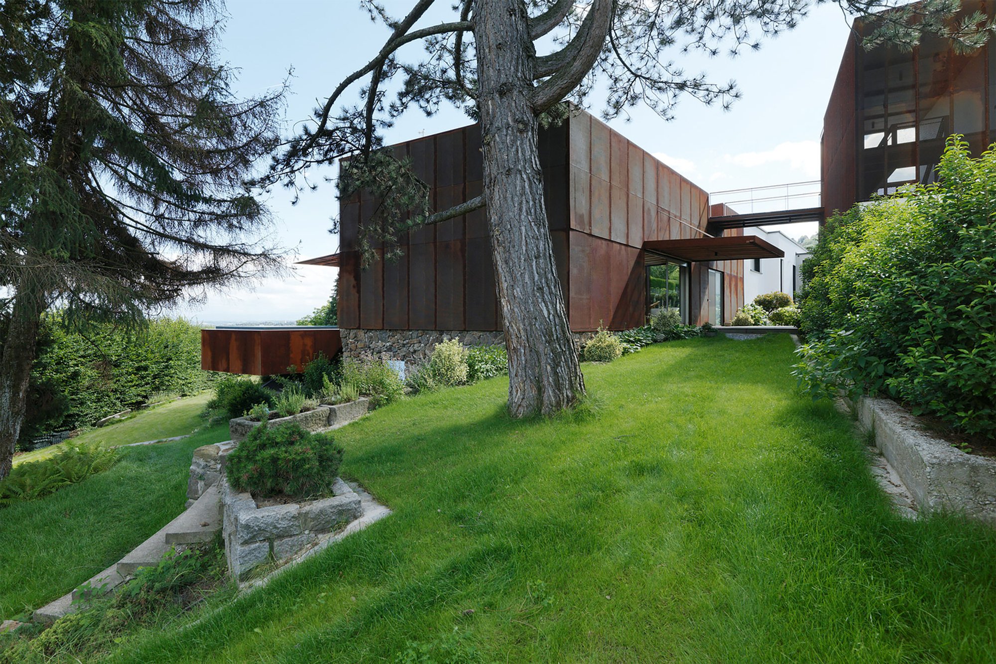 Deconstructed House by INNOCAD Architecture: A Sculptural Home Intertwined with History and Landscape in Linz, Austria