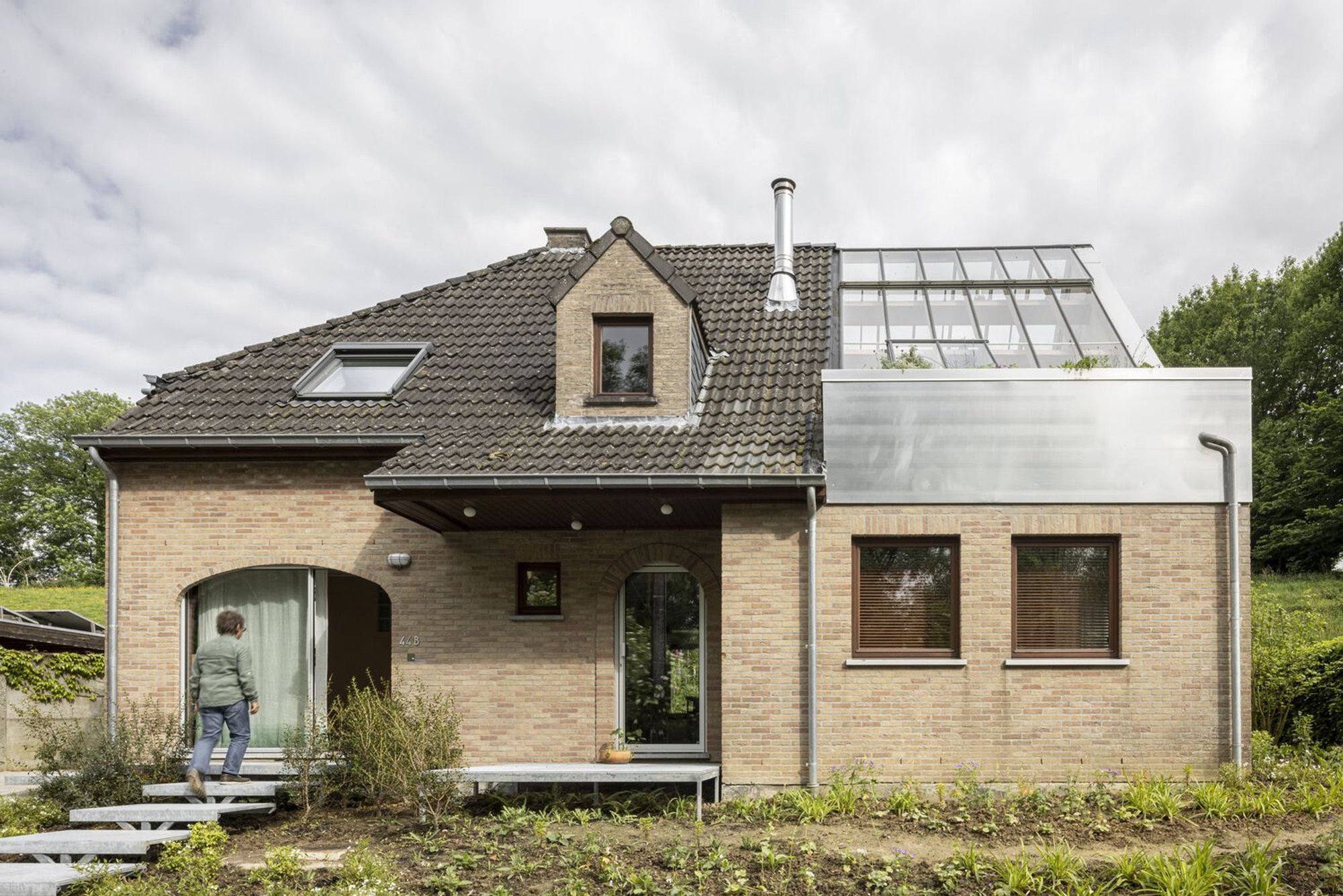 Omloop Farmhouse: A Rammed Earth House Renovation by hé! architectuur in Belgium