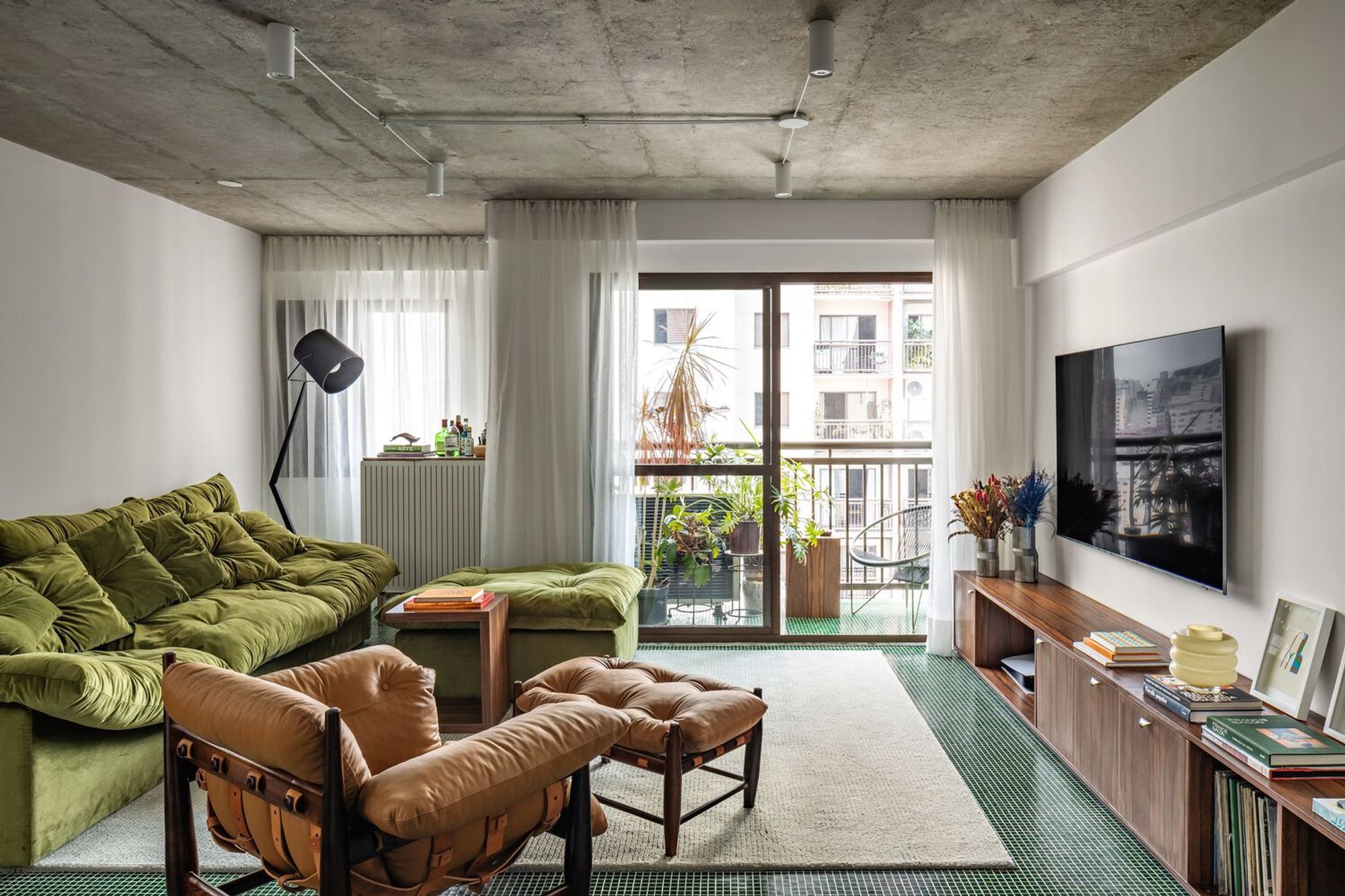 Modern Apartment Renovation with Curved Interiors: CORE Apartment by BOLO arquitetos