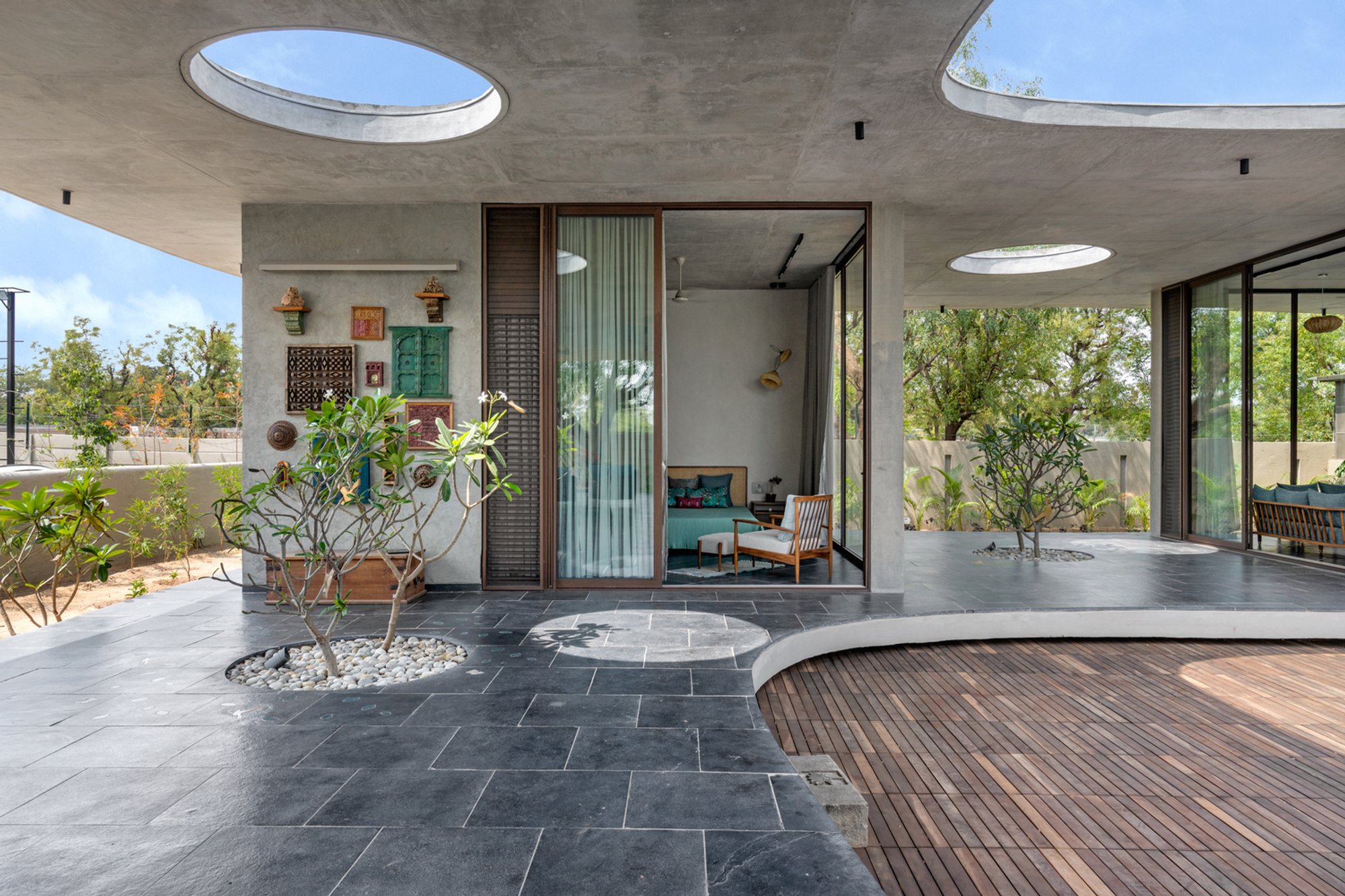 The Veranda House by Studio Espaazo: An Organic Weekend Retreat Merging Architecture with Nature