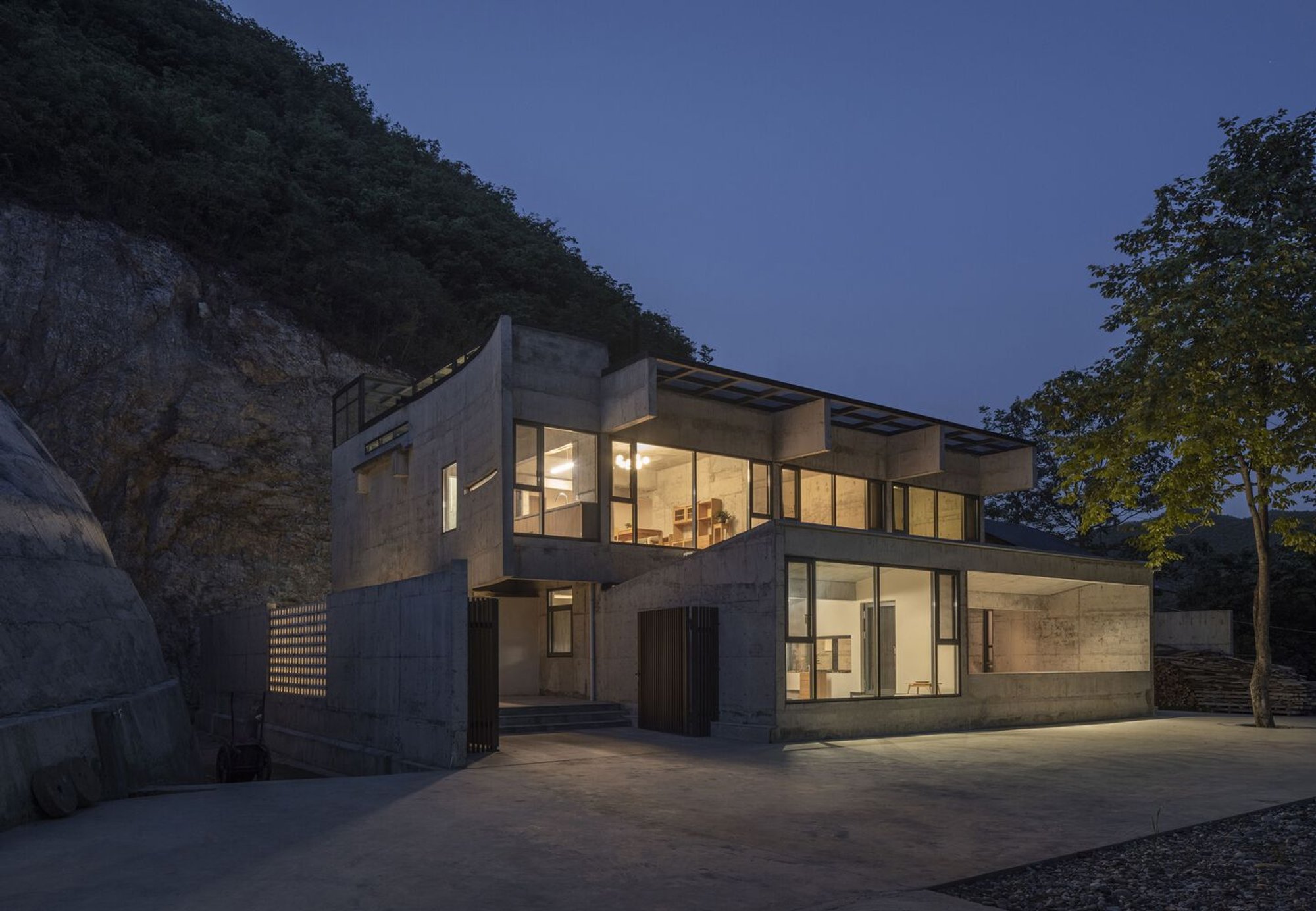 Cliff House by LI WENXI Architects: A Geometric Dialogue with the Mountain Landscape of Shiyan, China