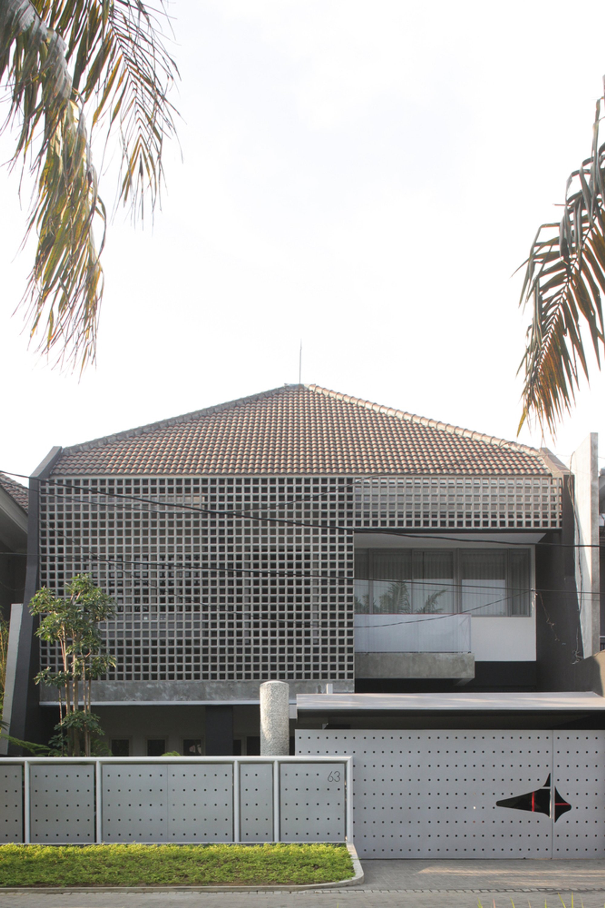 TAS 63 House by OTONOM: A Bold Façade Reinvention Rooted in Structural Clarity