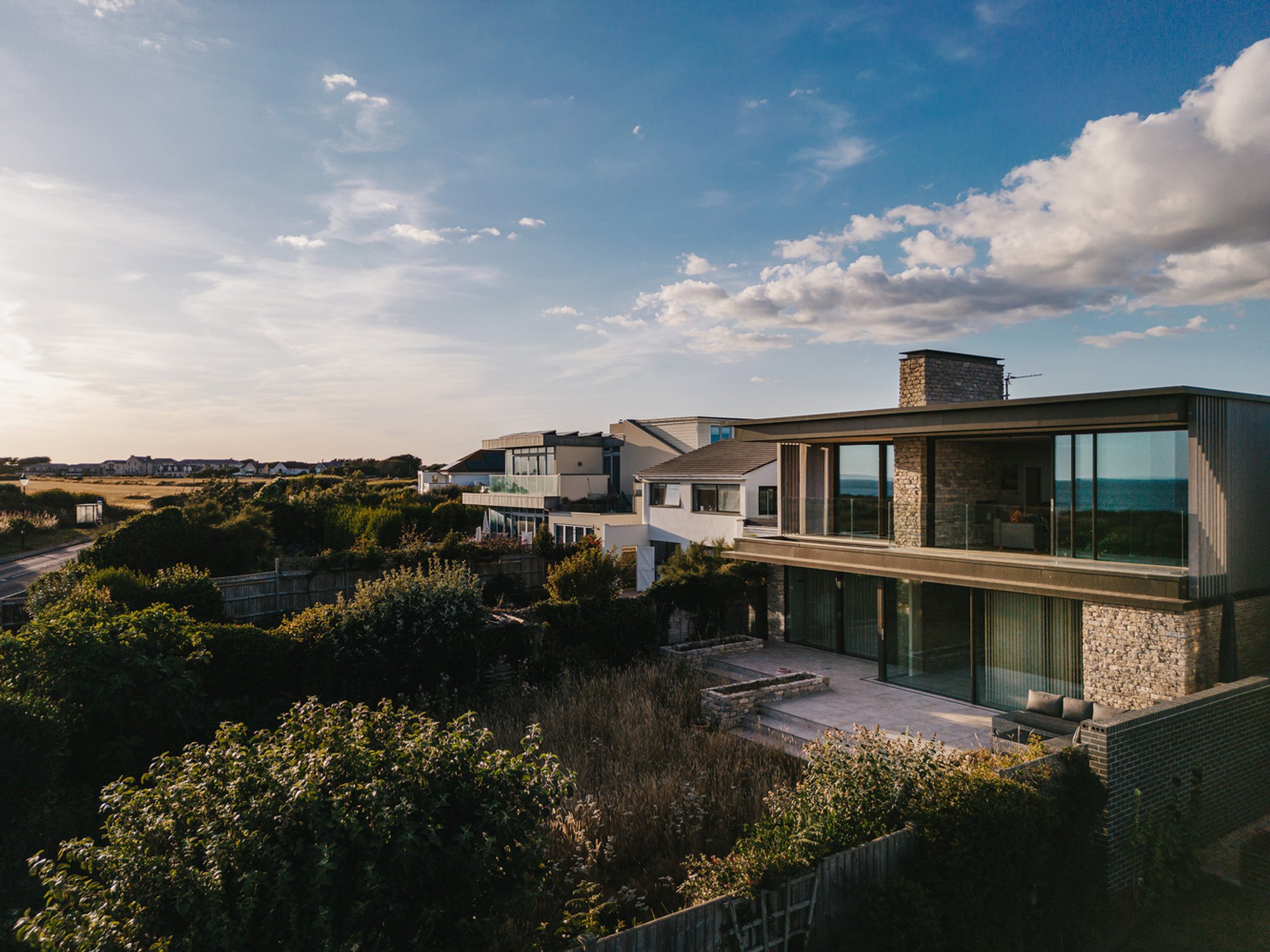 Waterside ‘Upside Down’ Artist’s Home by OB Architecture: A Modern Coastal Retreat That Reimagines Seaside Living