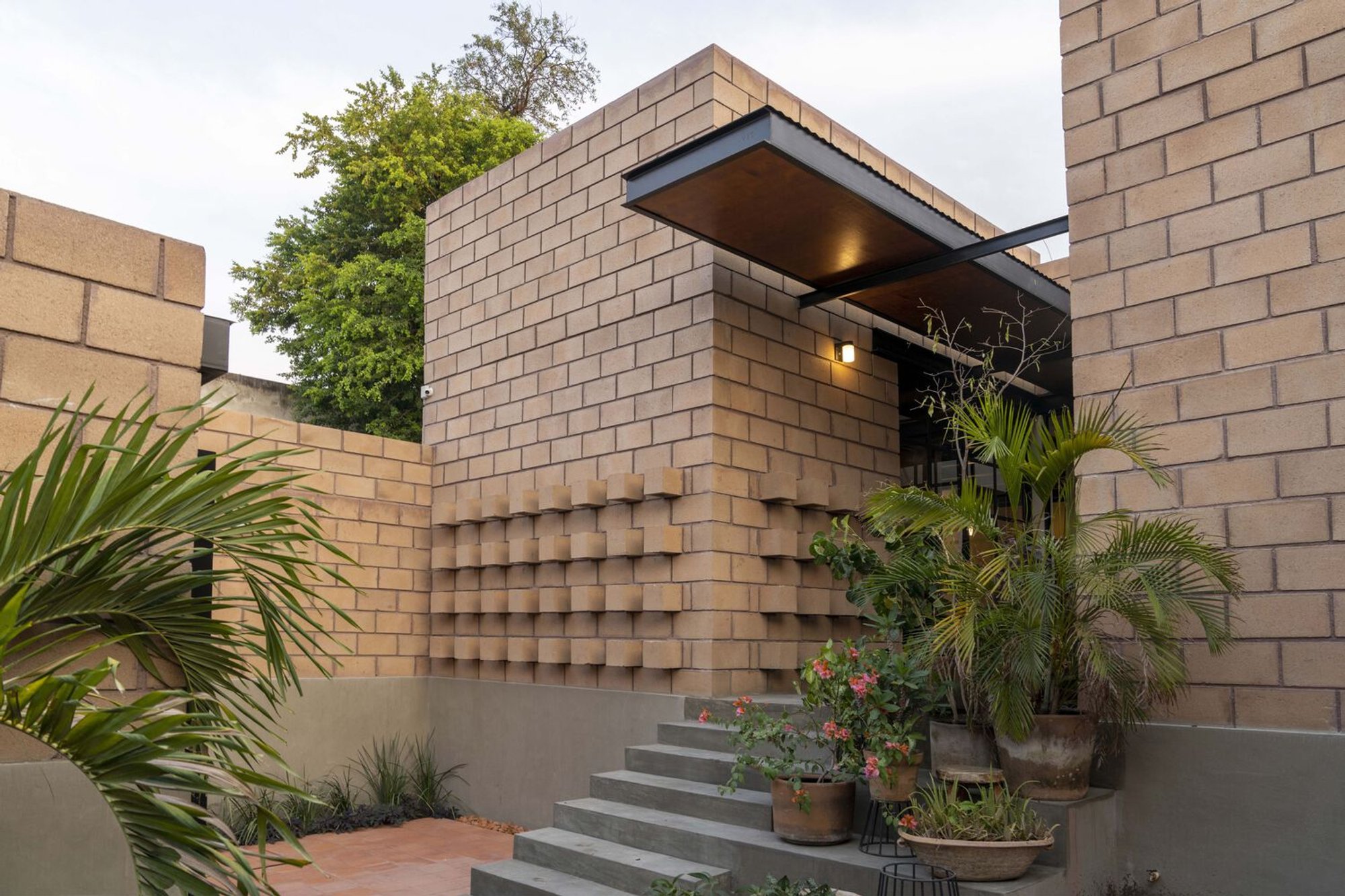 Manantial House by Apaloosa Estudio: A Sustainable Courtyard Home in Tuxtla Gutiérrez, Mexico