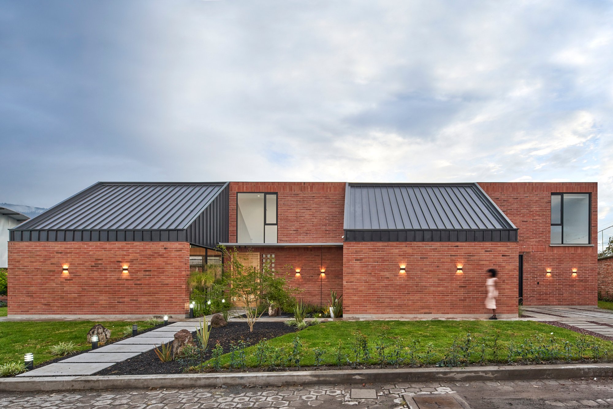 House Between Gardens by TEC Taller EC: A Harmonious Integration of Architecture and Nature in Cumbayá, Ecuador