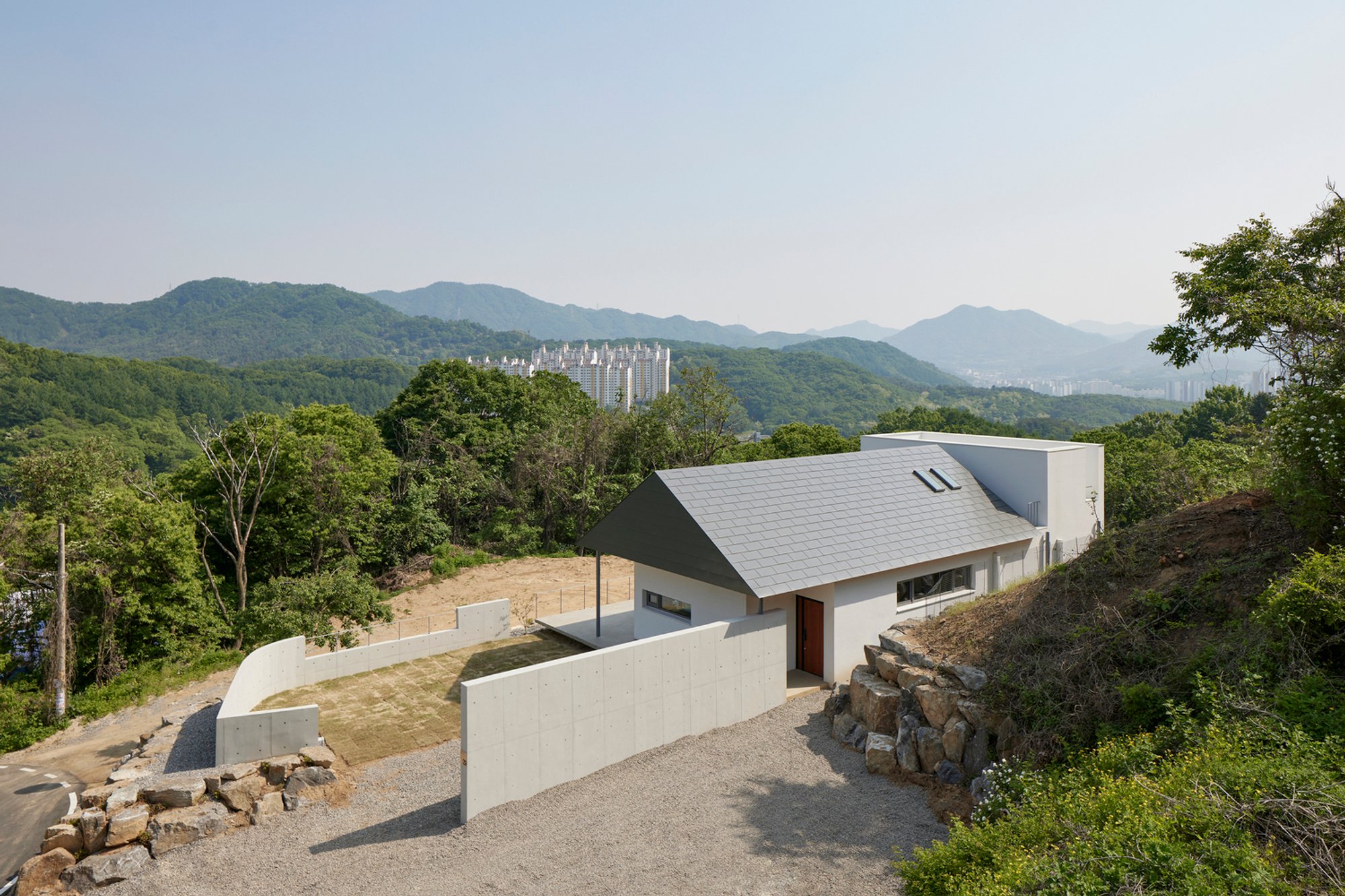 Namyangju Detached House by SMxL Architects: A Harmonious Dialogue Between Landscape and Living