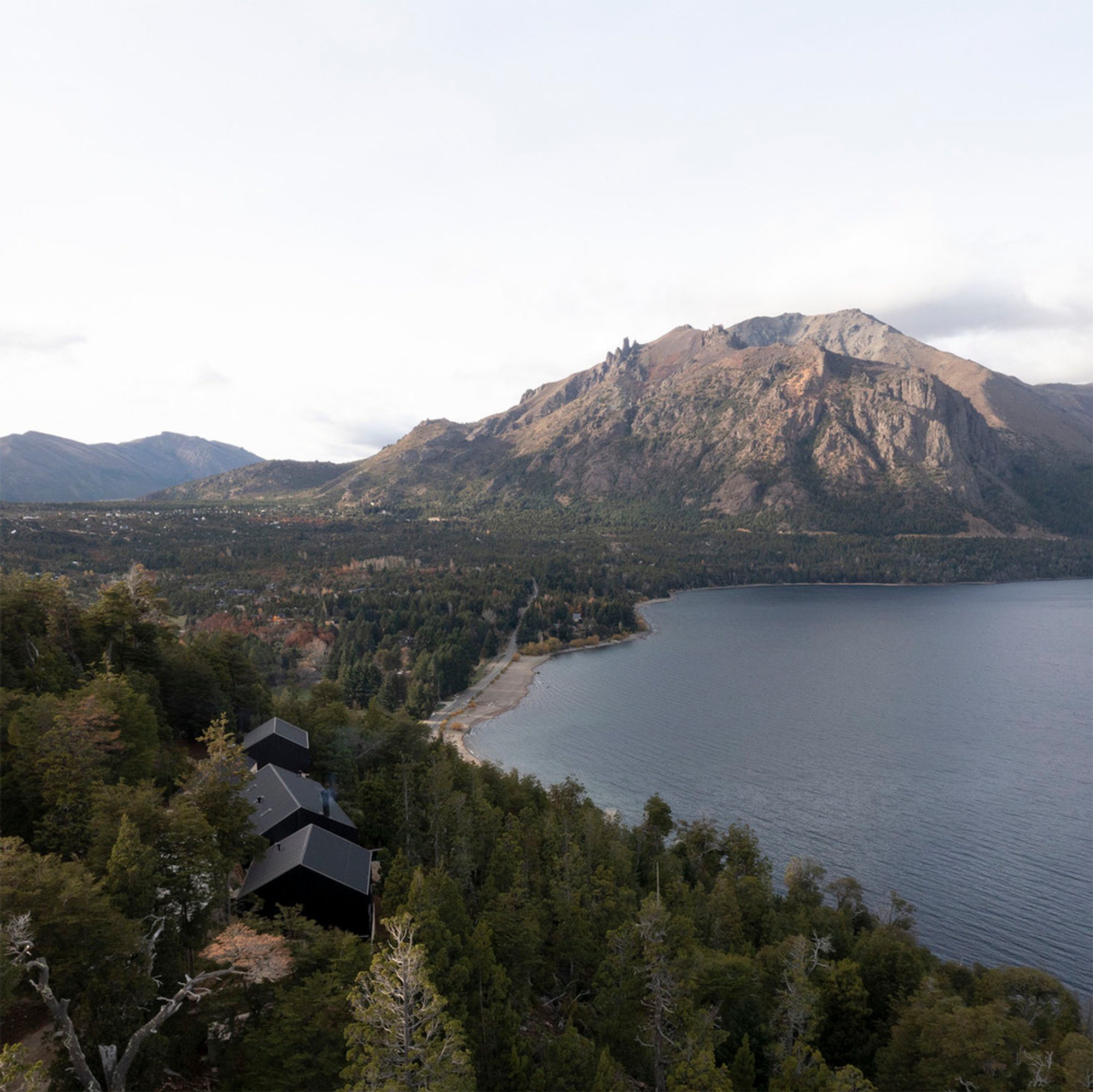 Plaza House by Grimaldi - Nacht Arquitectos: A Modern Mountain Retreat Rooted in Nature and Incan Heritage