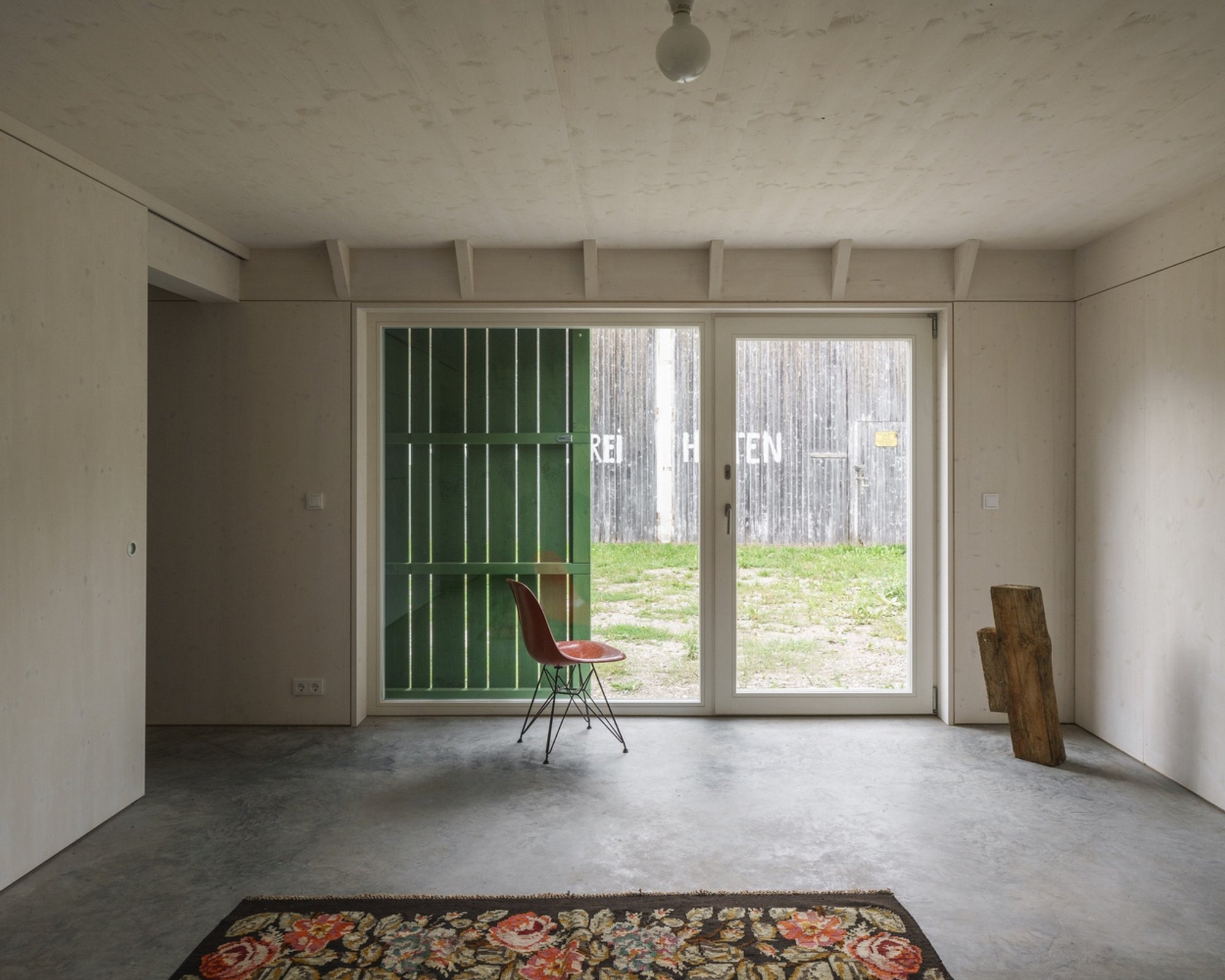 Atelierhaus in Bobingen by Ludwig Zitzelsberger: A Refined Expression of Contemporary Barn Architecture