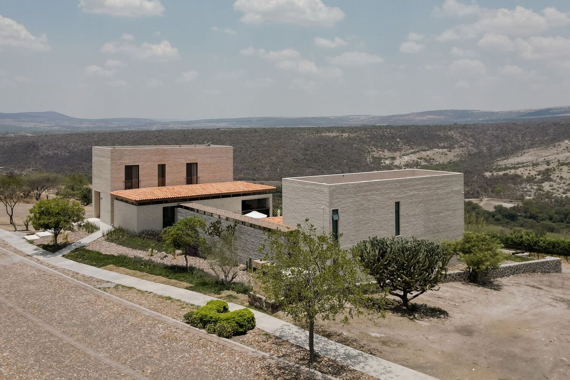 Zarcillo Residence by estudio ar: A Brick-Clad Sanctuary Embracing Mexico’s Vineyard Landscape