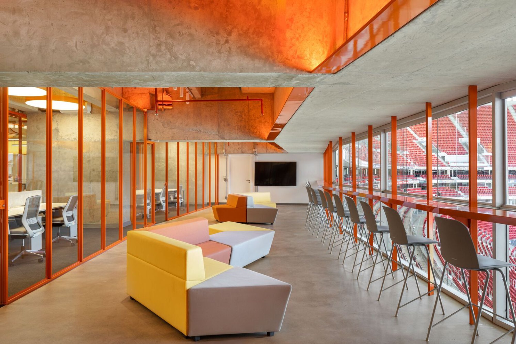 Giraffas Brasília Office by BLOCO Arquitetos: Adaptive Workplace Design Within the Iconic Stadium
