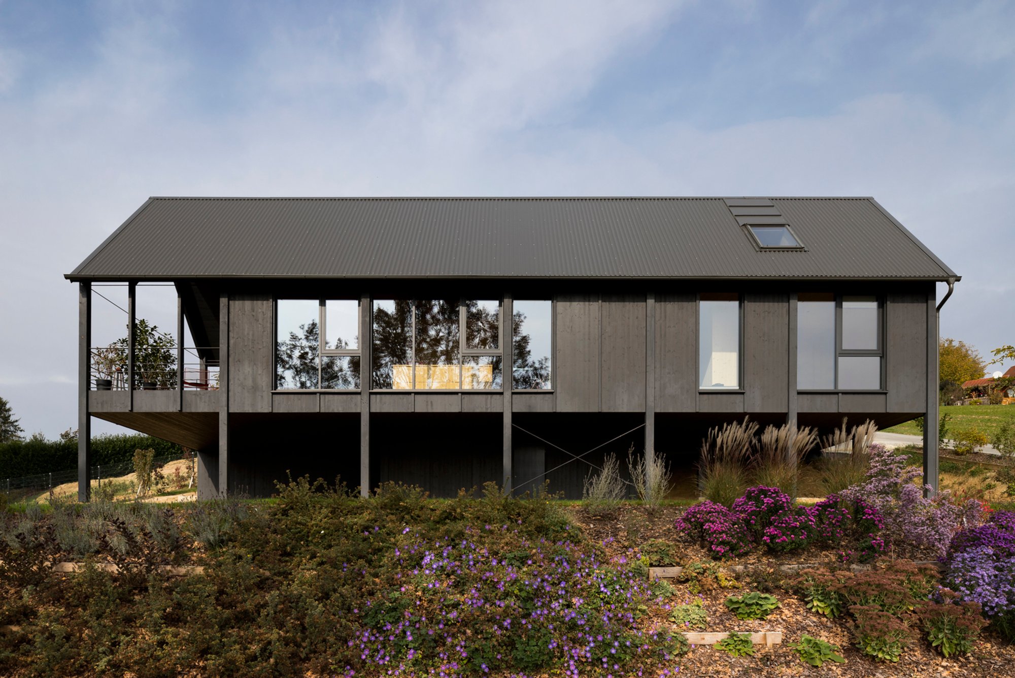 Black Beauty House M by Backraum Architektur: A Dark Gem in Austria's Thermal Landscape