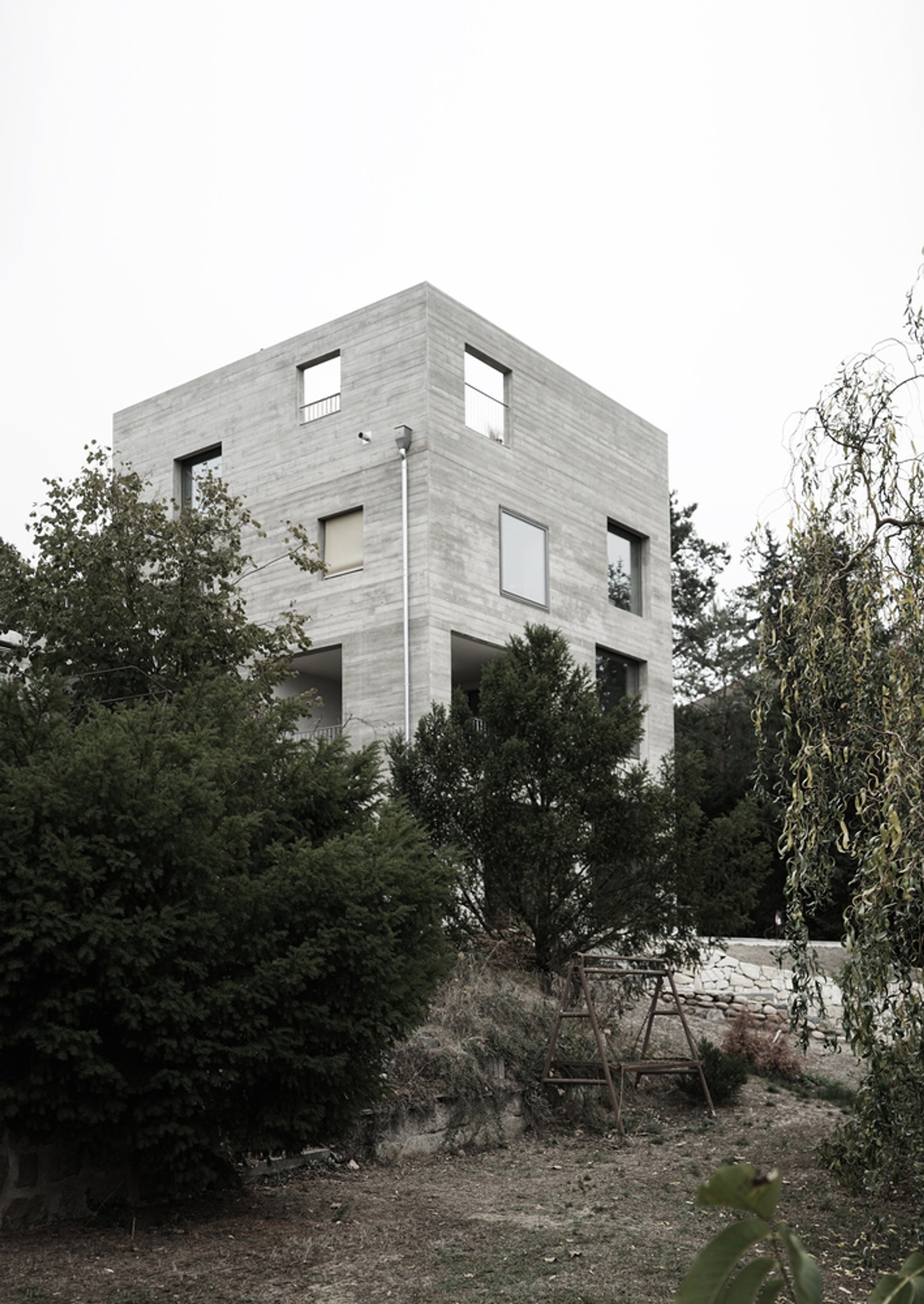 Tower House by Löser Lott Architekten: A Sculptural Vertical Home on the Slopes of Dresden