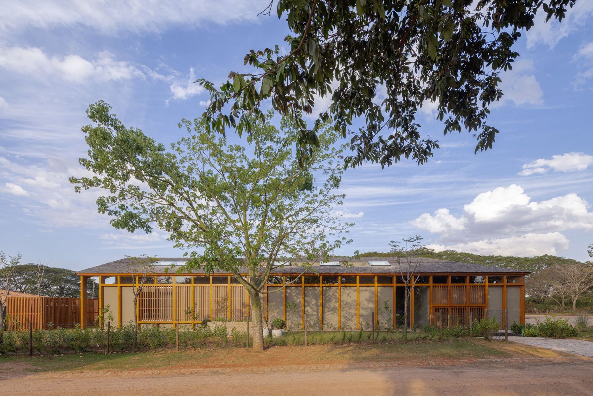 Monte Mor III House by Gui Mattos: A Wooden Retreat Immersed in Brazilian Nature