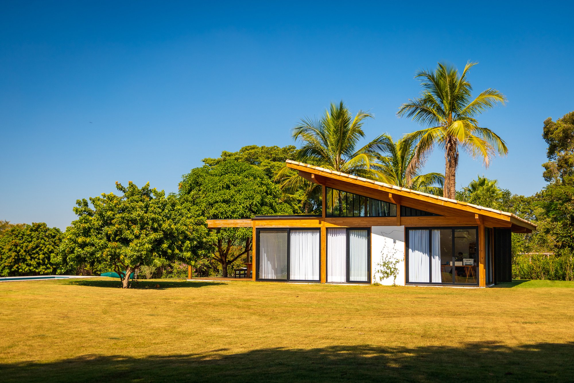 Muxarabi House by 24 7 Arquitetura