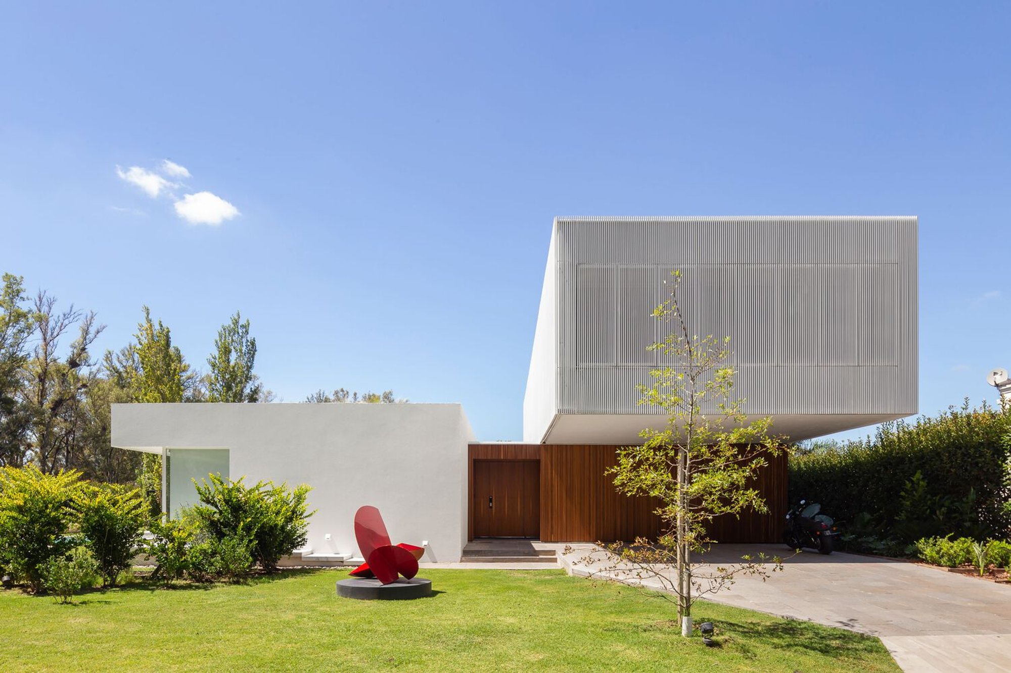 CR House by Estudio Aloras: A Poetic Dialogue Between Expansion and Memory in Funes, Argentina