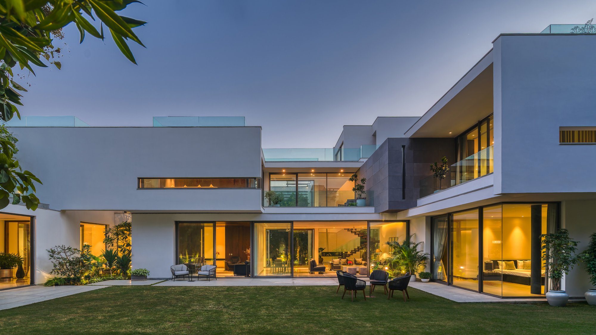 Minimalist House Design: White House by DADA Partners in India