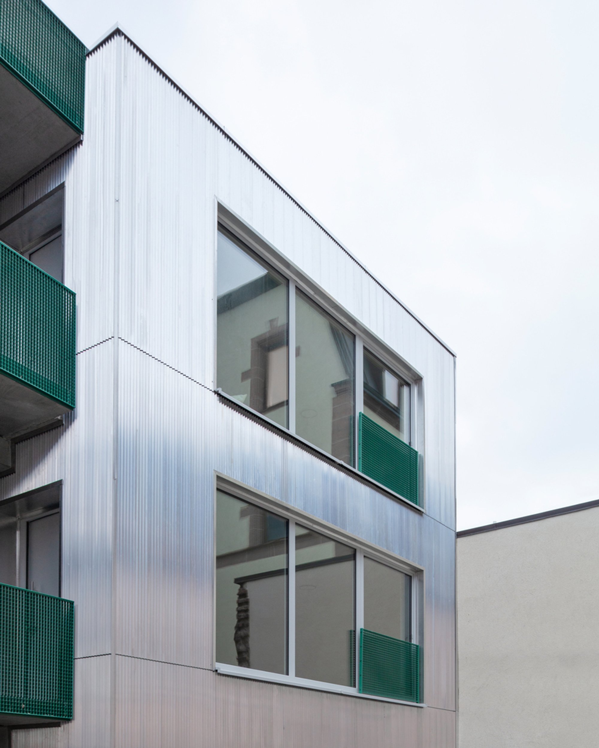 Super Future Collective Squeezes a Zigzag Aluminum Housing Block into a Nuremberg Backyard