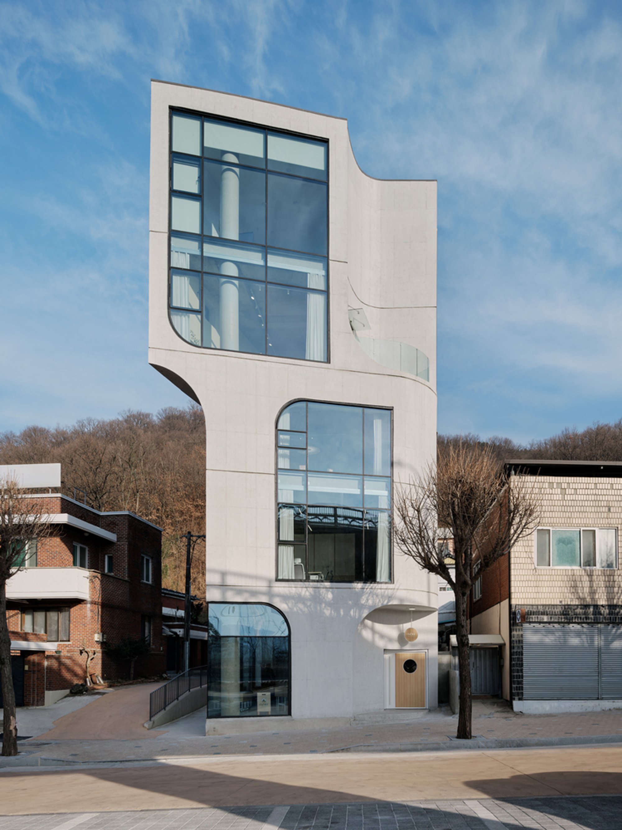 OZBE Café by KKOL Studio: A Harmonious Blend of Concrete and Nature