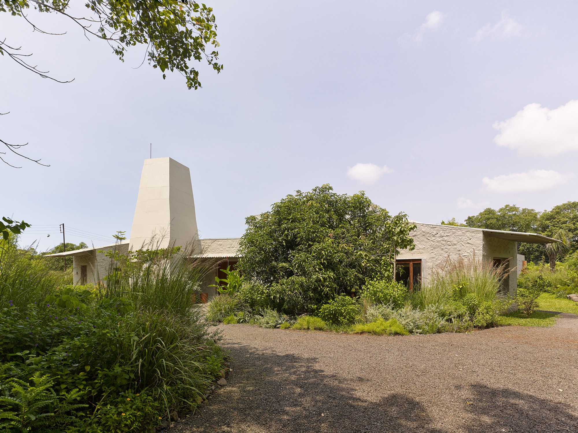 Tropical Modern Villa: Villa Uma by Case Design in Alibaug