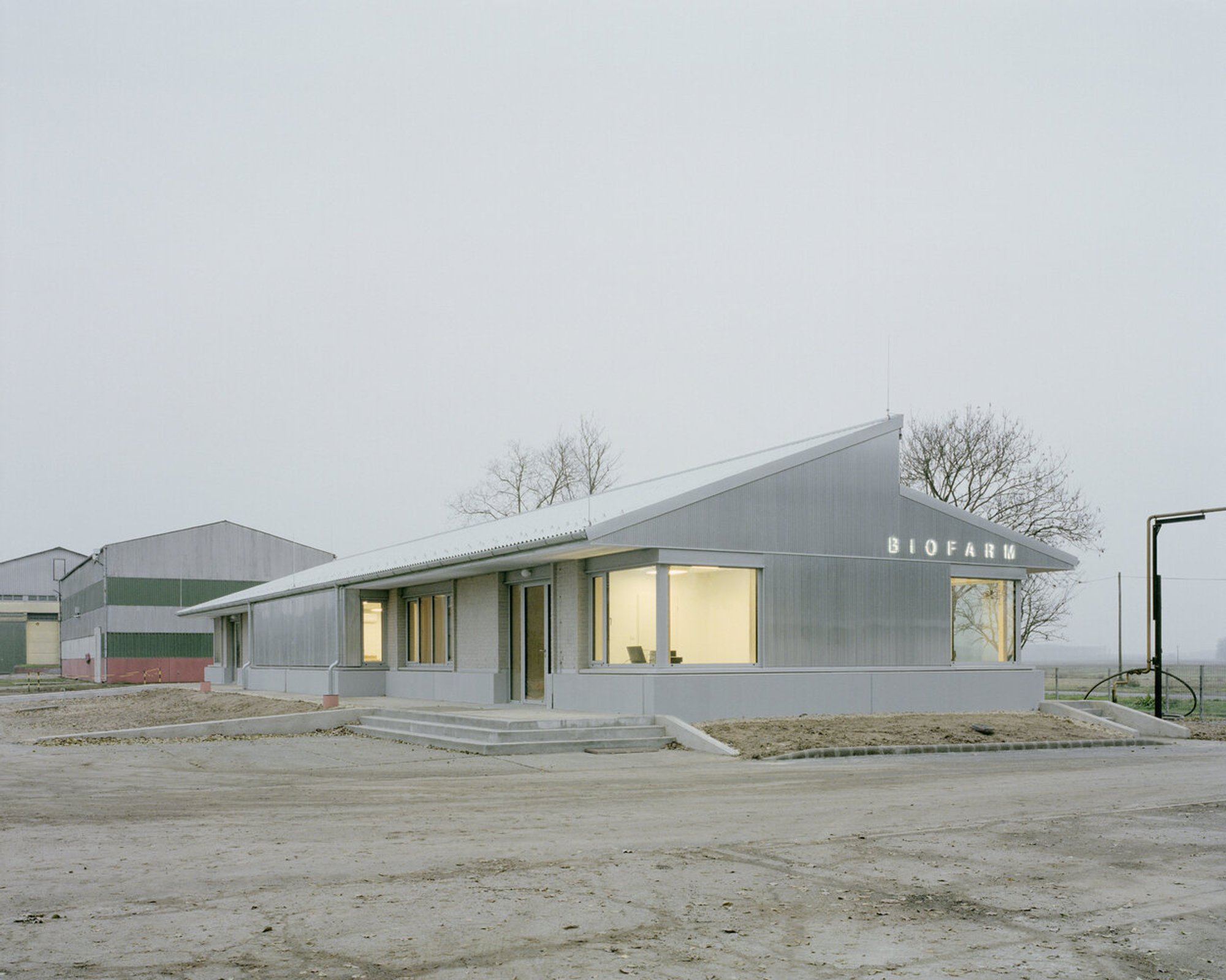 KONTEXTUS Builds a Timber Workplace for Farmers and Staff on the Hungarian Plains