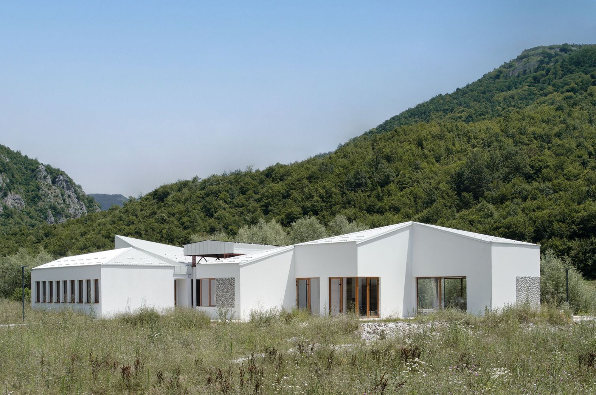 ARHINGinženjering Scatters a Cluster of White Gabled Volumes Along Montenegro's Bistrica River